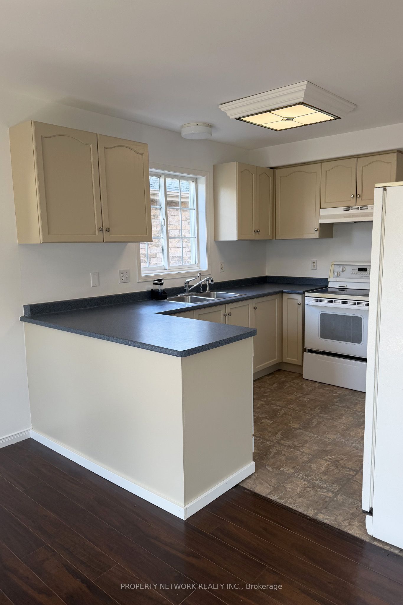 41 Sydenham Wells Court Property Photo 6