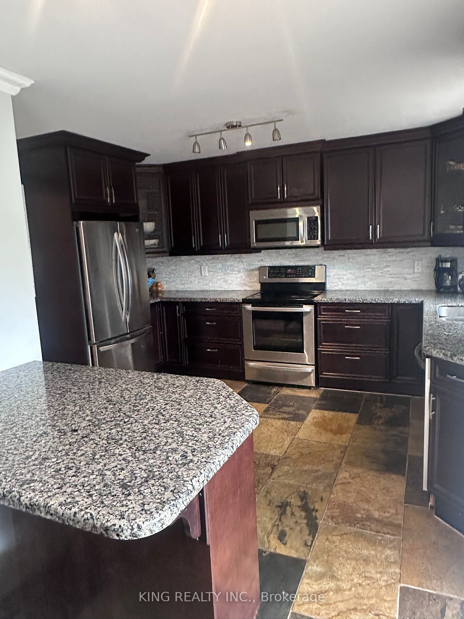 9 Whitehorn Crescent Property Photo 2