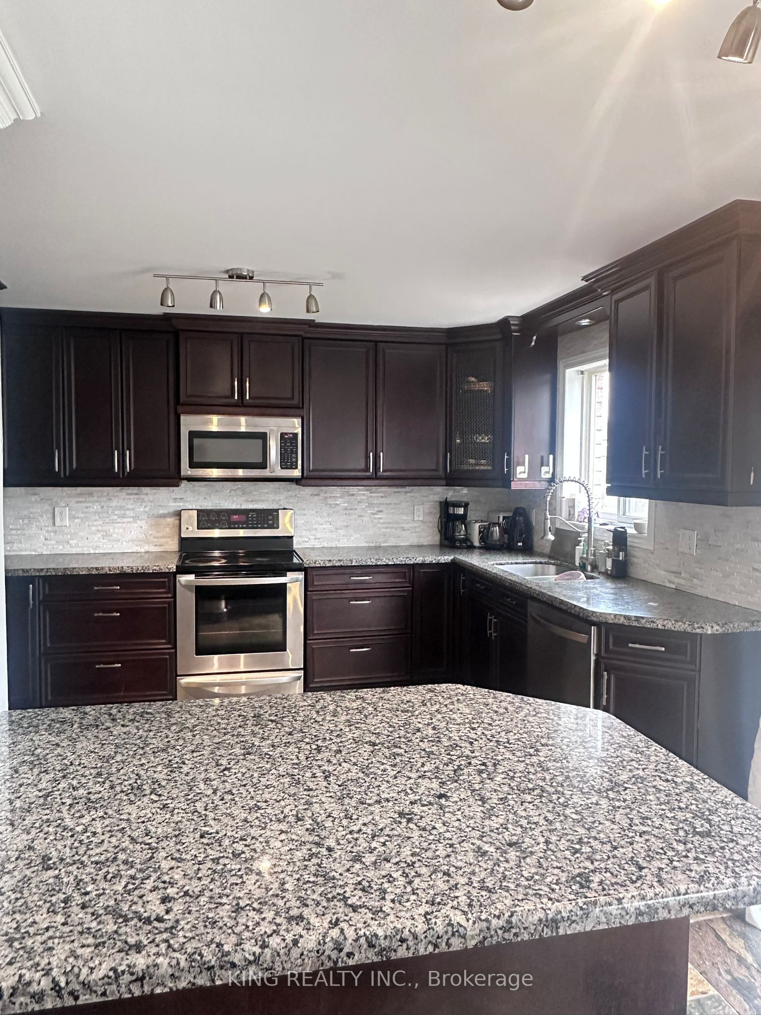 9 Whitehorn Crescent Property Photo 3