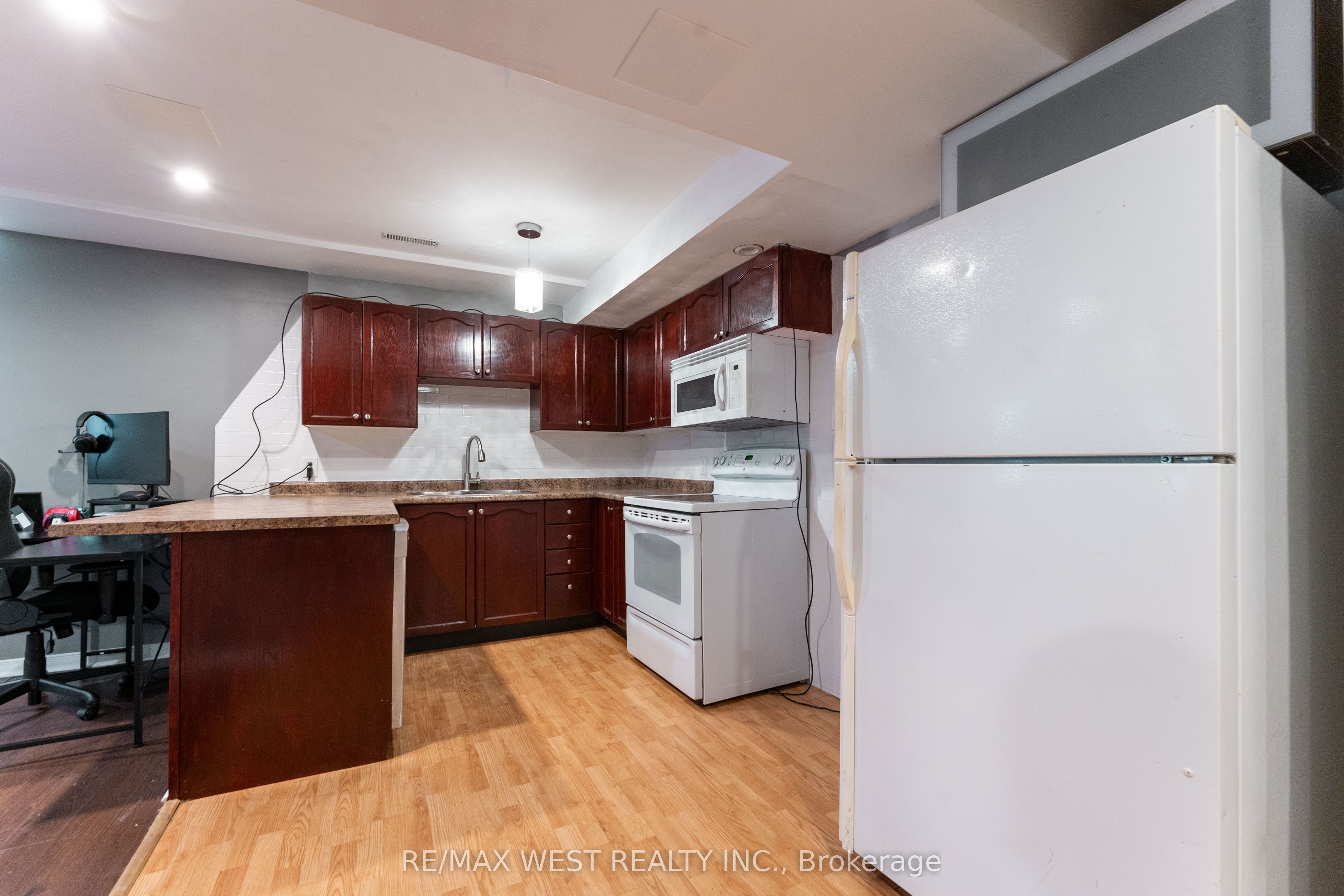 19 Moore Place Property Photo 20