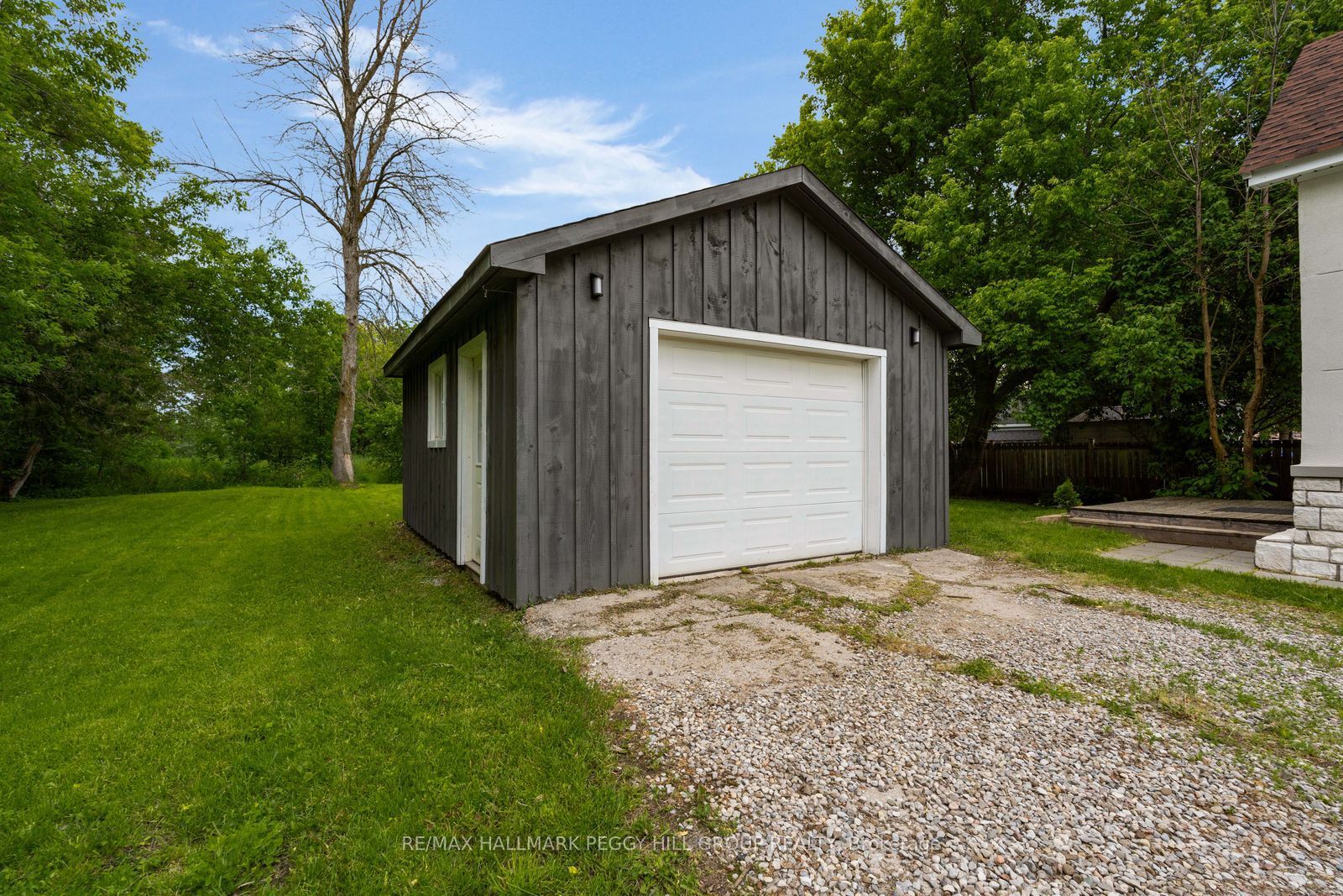132 Queen Street W Property Photo 4