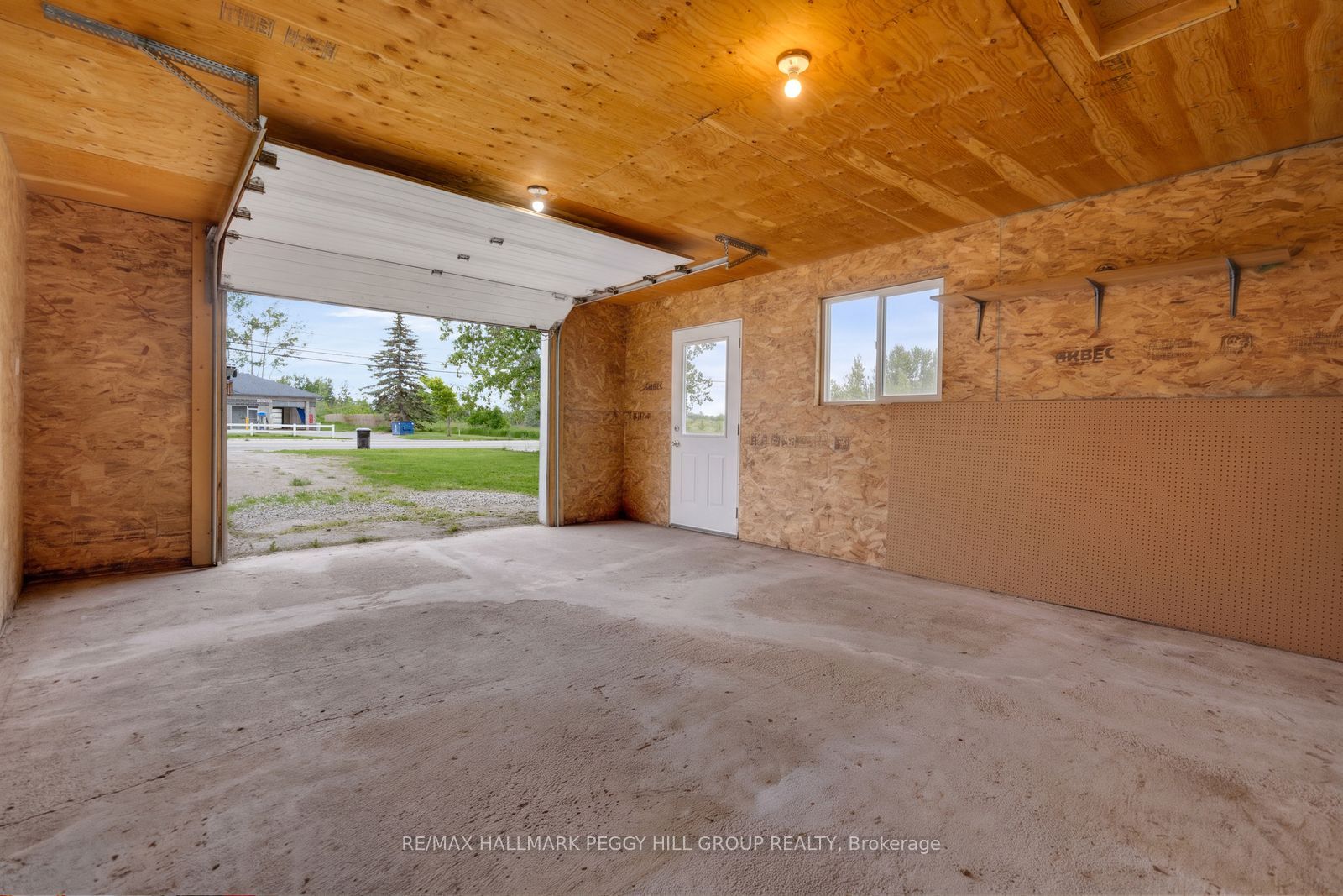 132 Queen Street W Property Photo 5