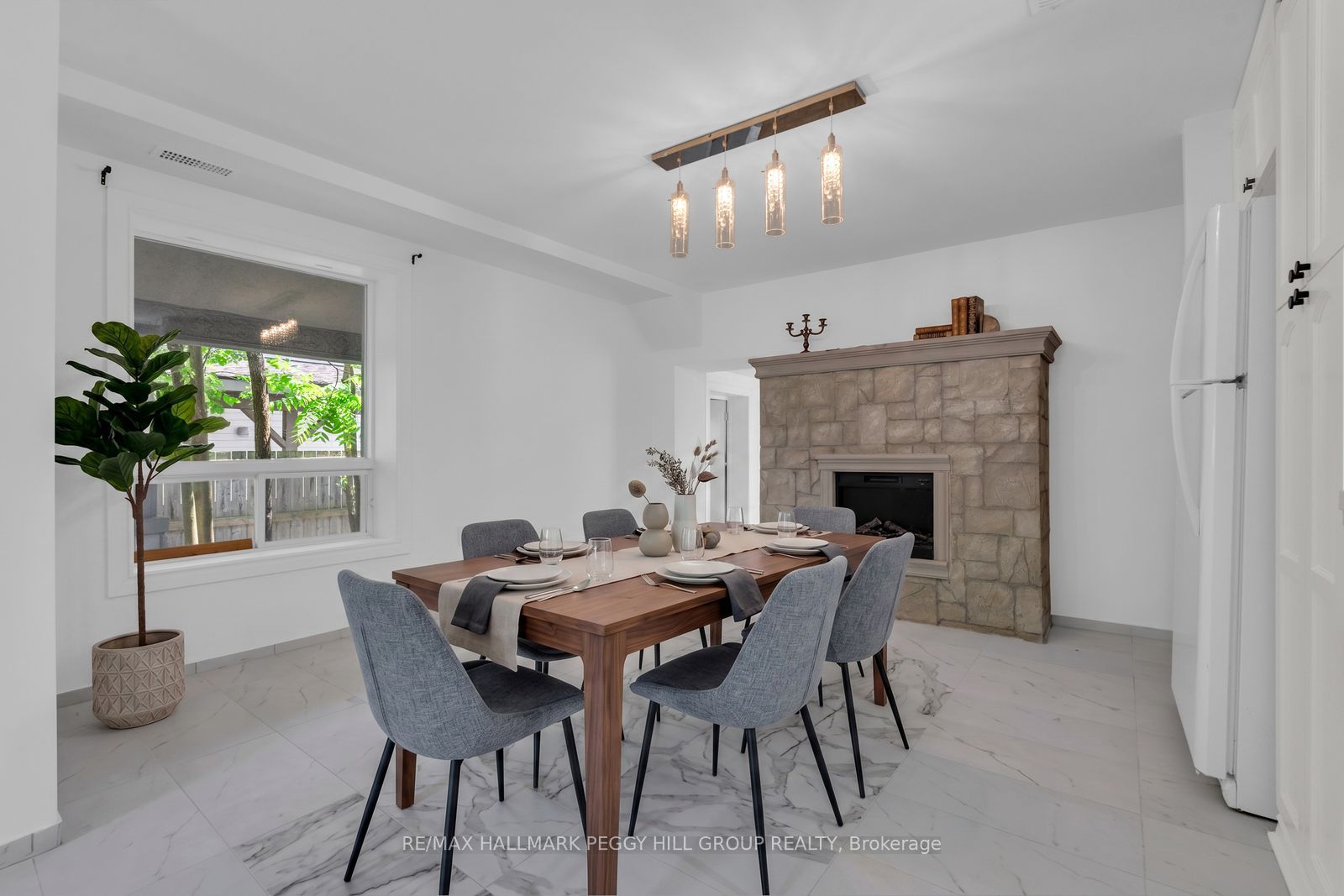 132 Queen Street W Property Photo 6