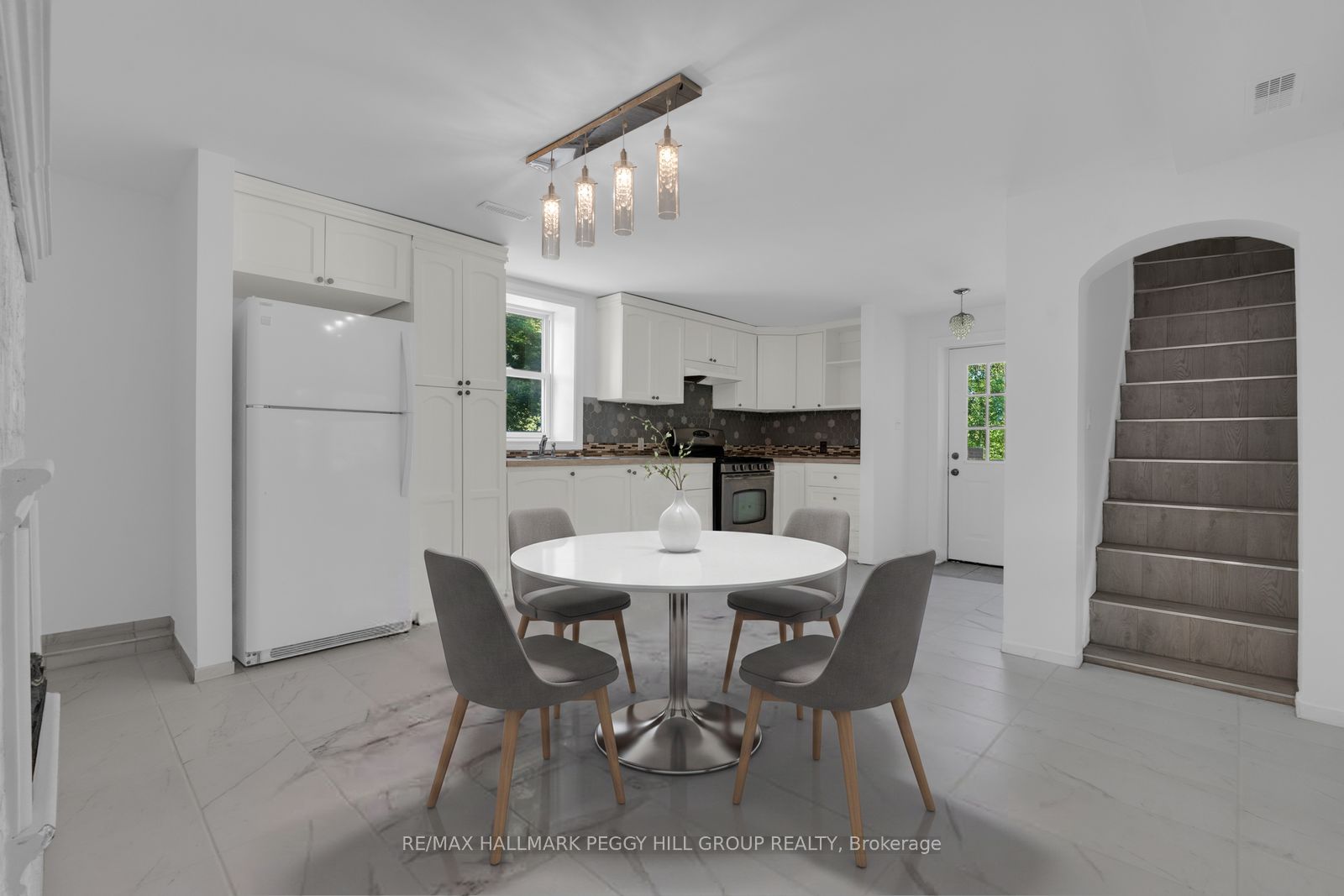 132 Queen Street W Property Photo 7