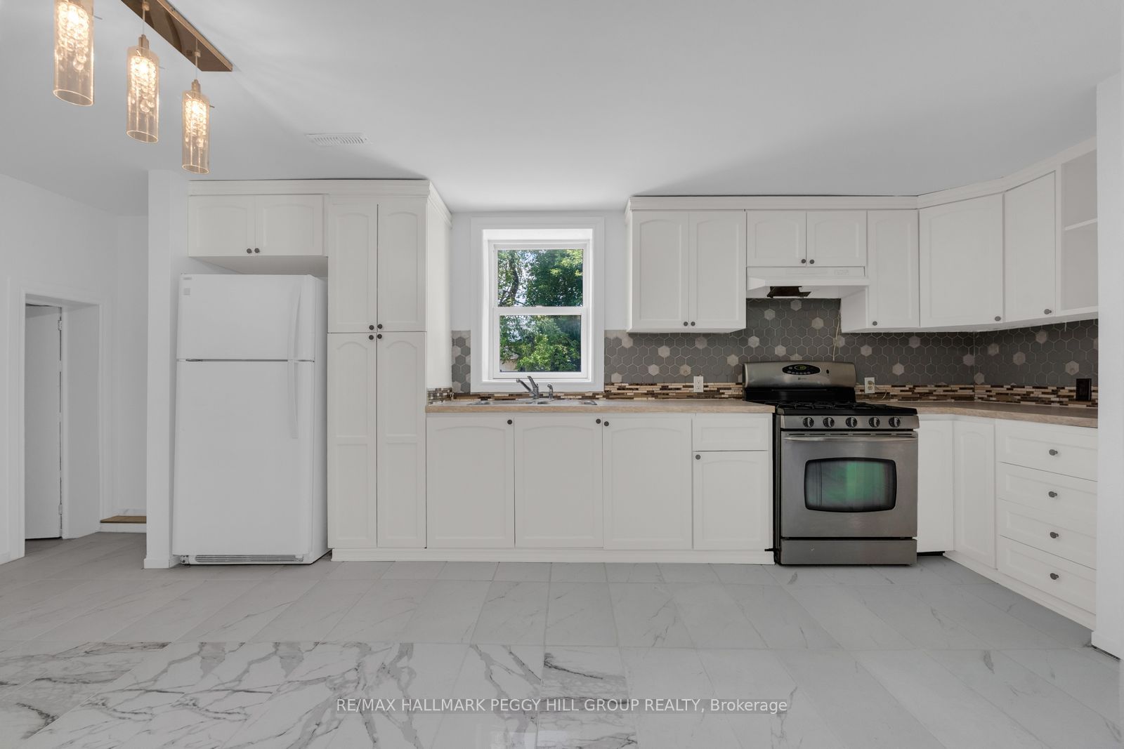 132 Queen Street W Property Photo 8