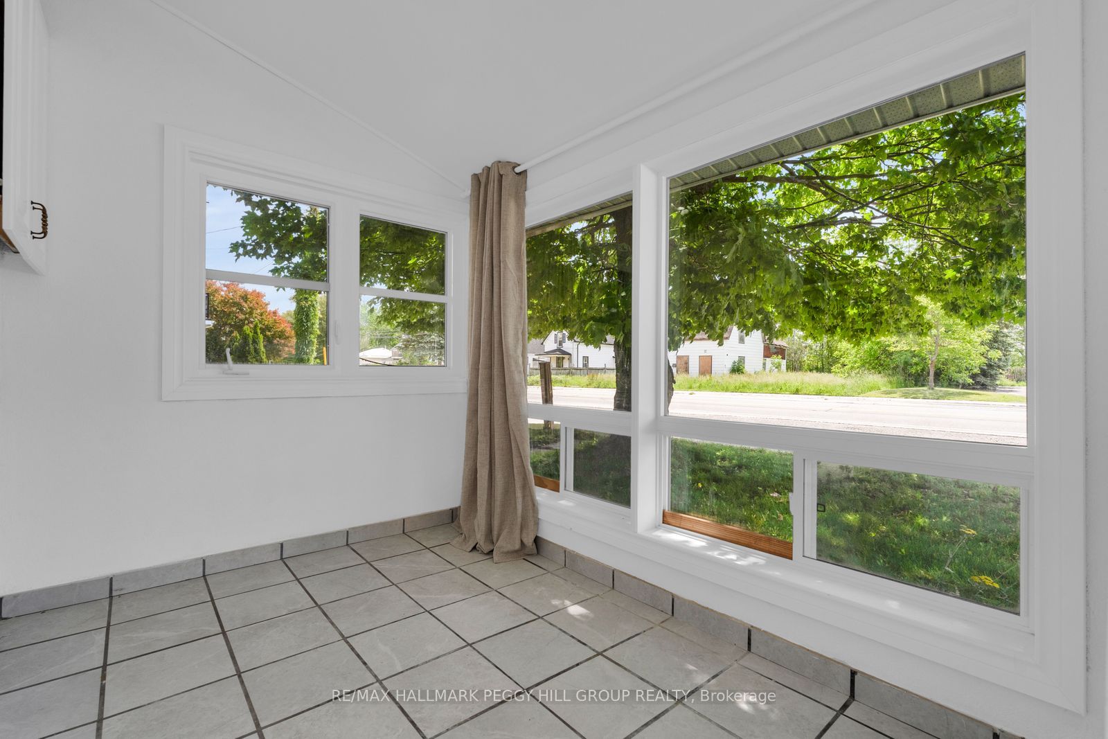 132 Queen Street W Property Photo 11