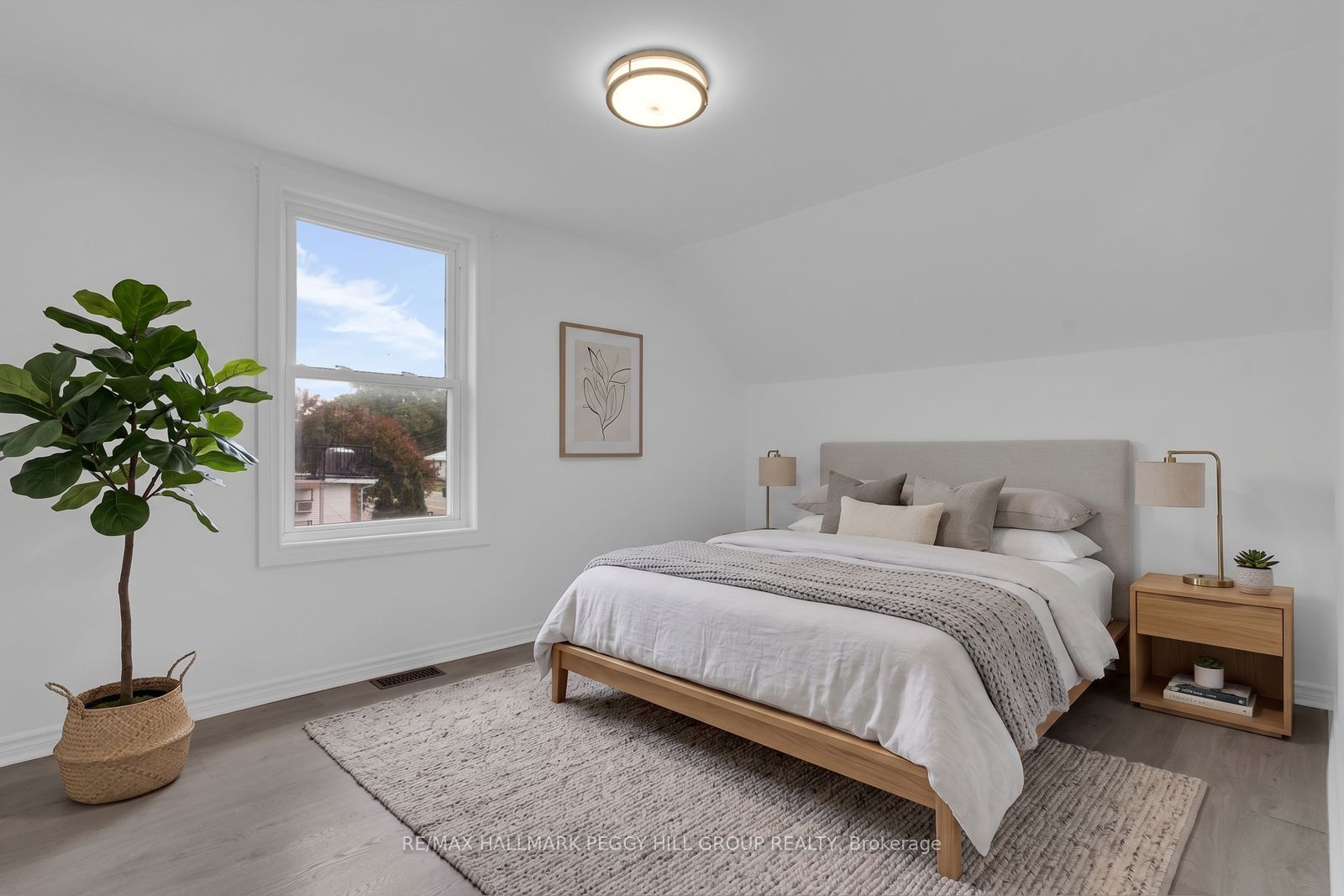 132 Queen Street W Property Photo 12