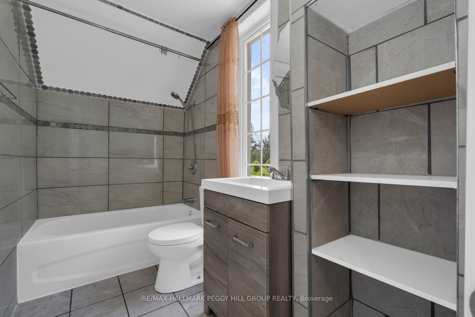 132 Queen Street W Property Photo 14