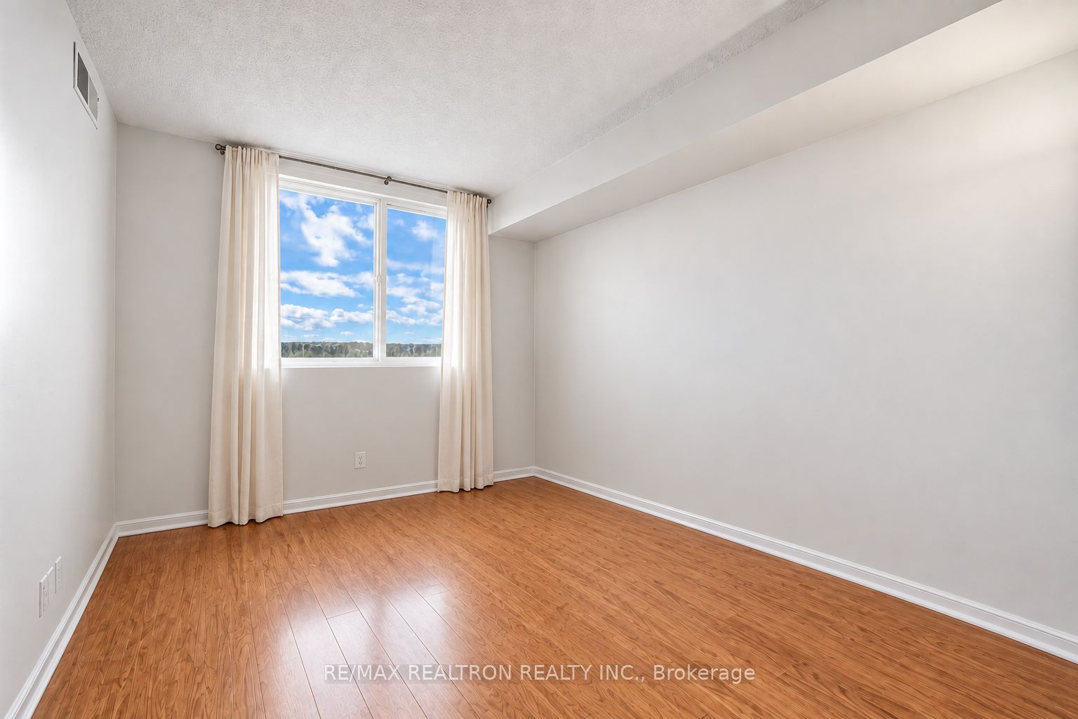 75 Ellen Street 1111 Property Photo 21