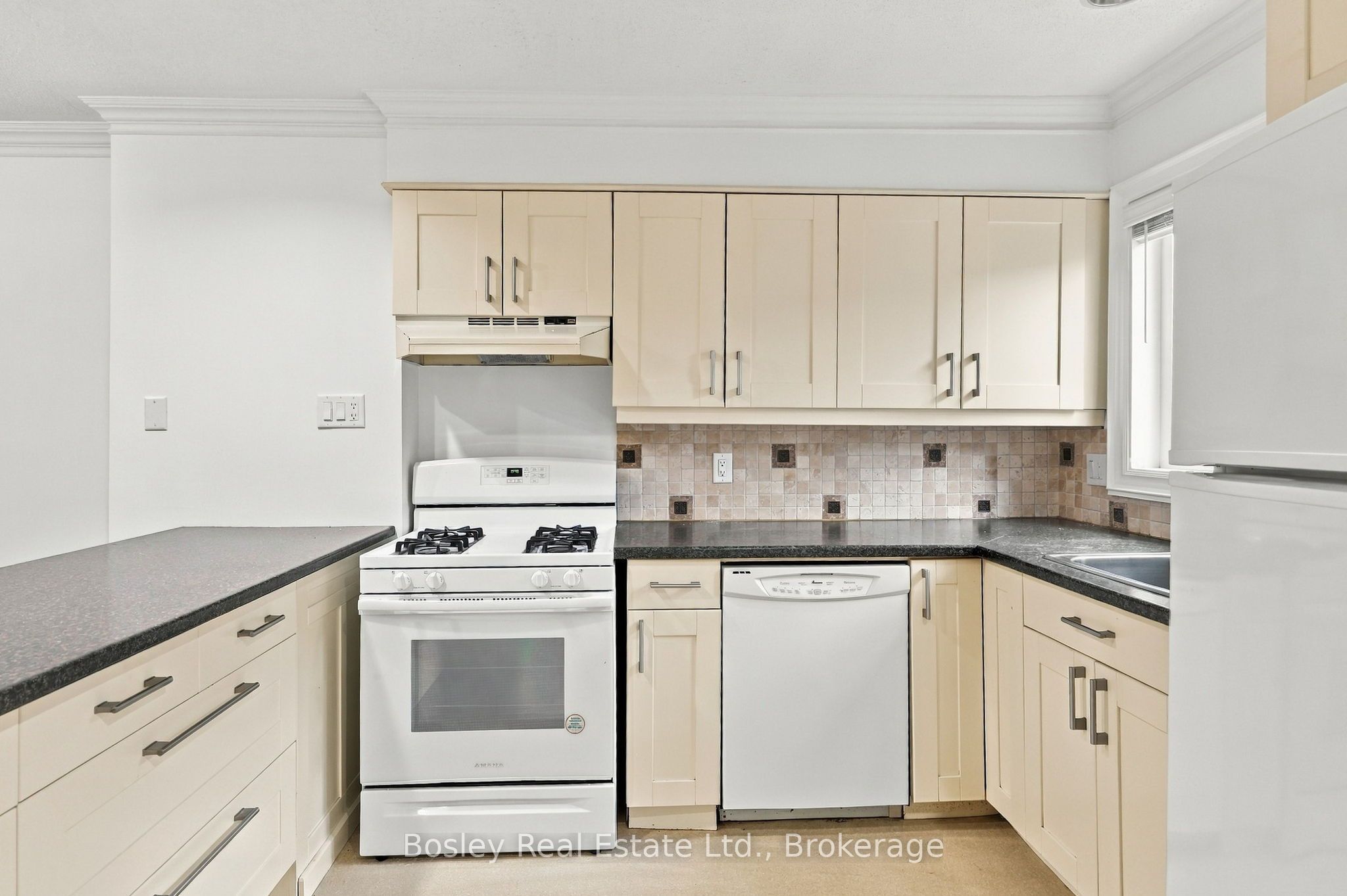 552 Oxbow Crescent Property Photo 8