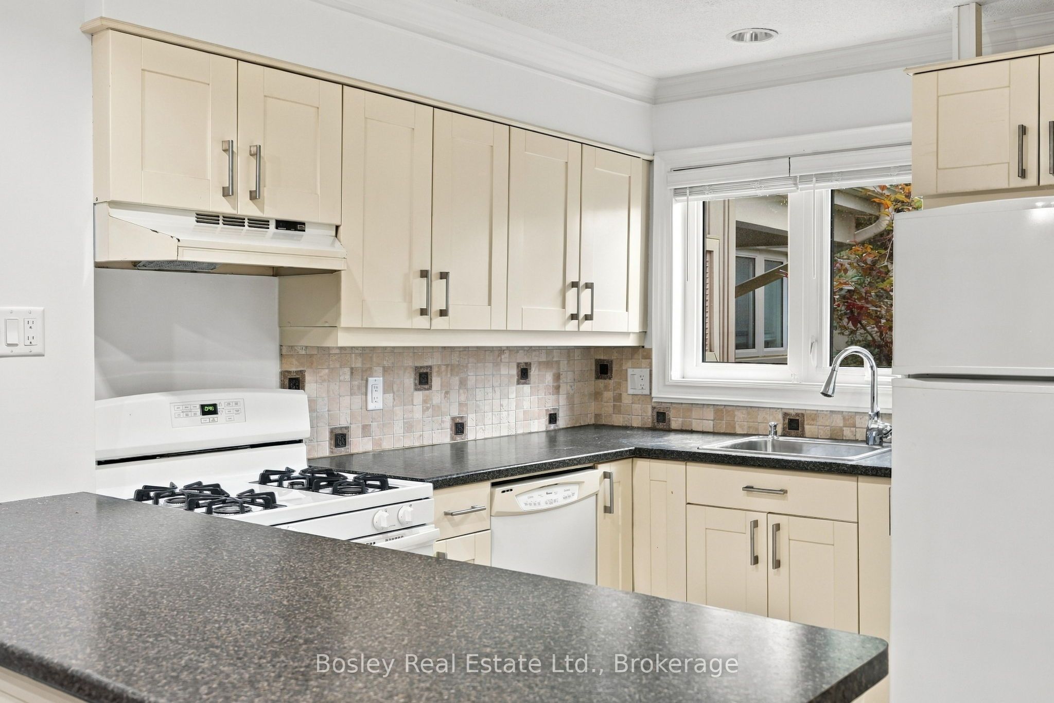 552 Oxbow Crescent Property Photo 11