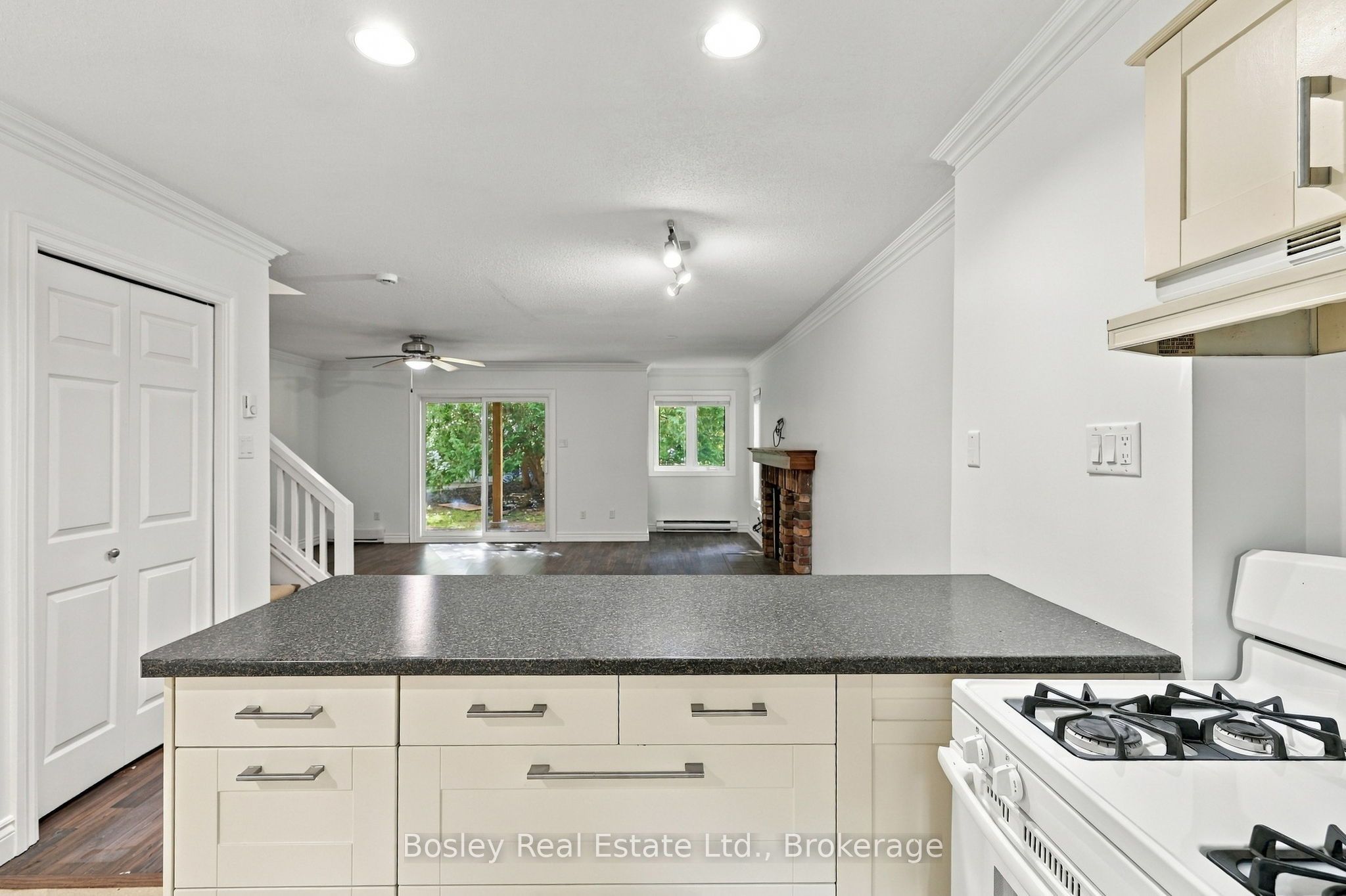 552 Oxbow Crescent Property Photo 12