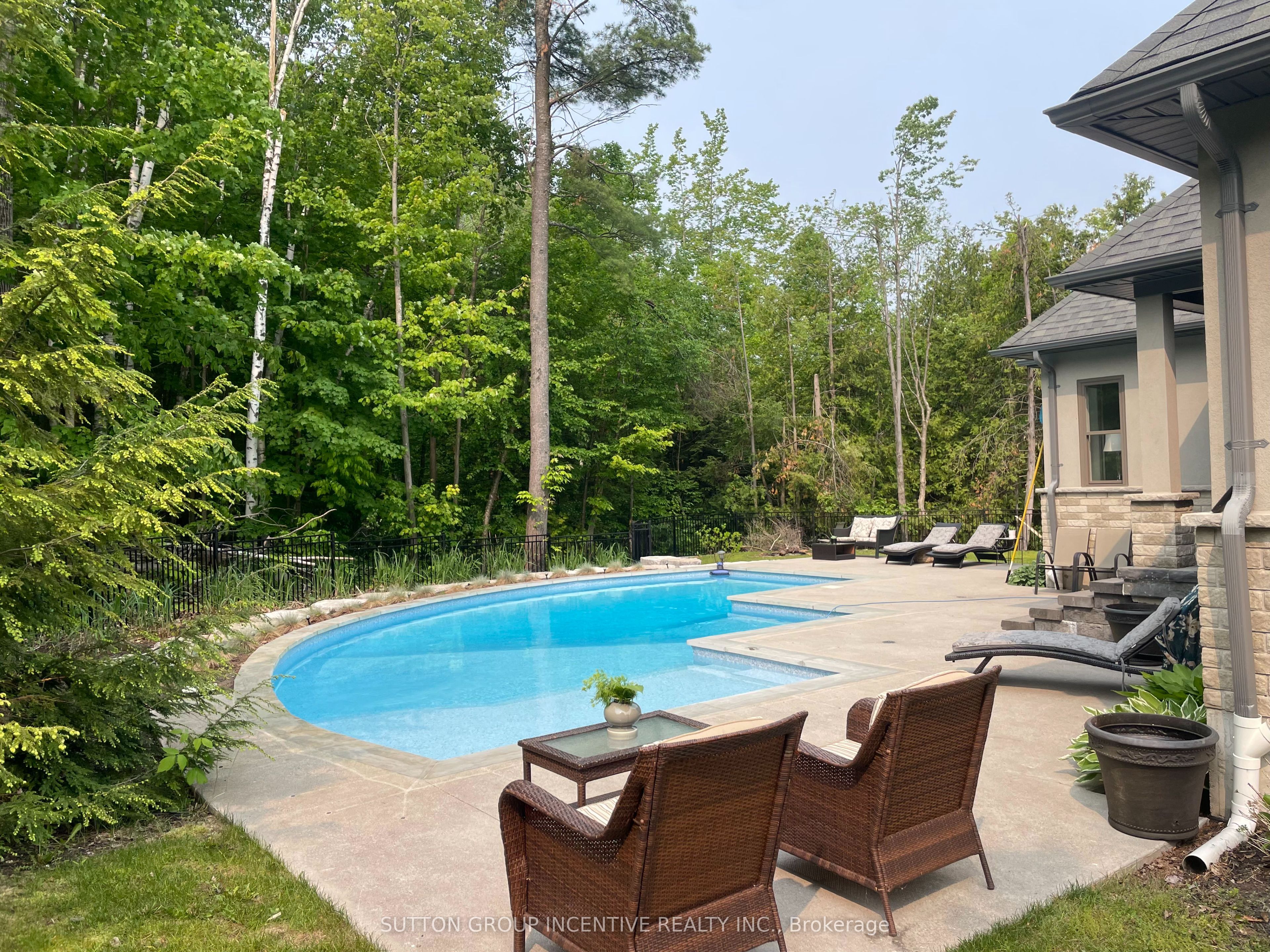 18 Wendat Trail Property Photo 5