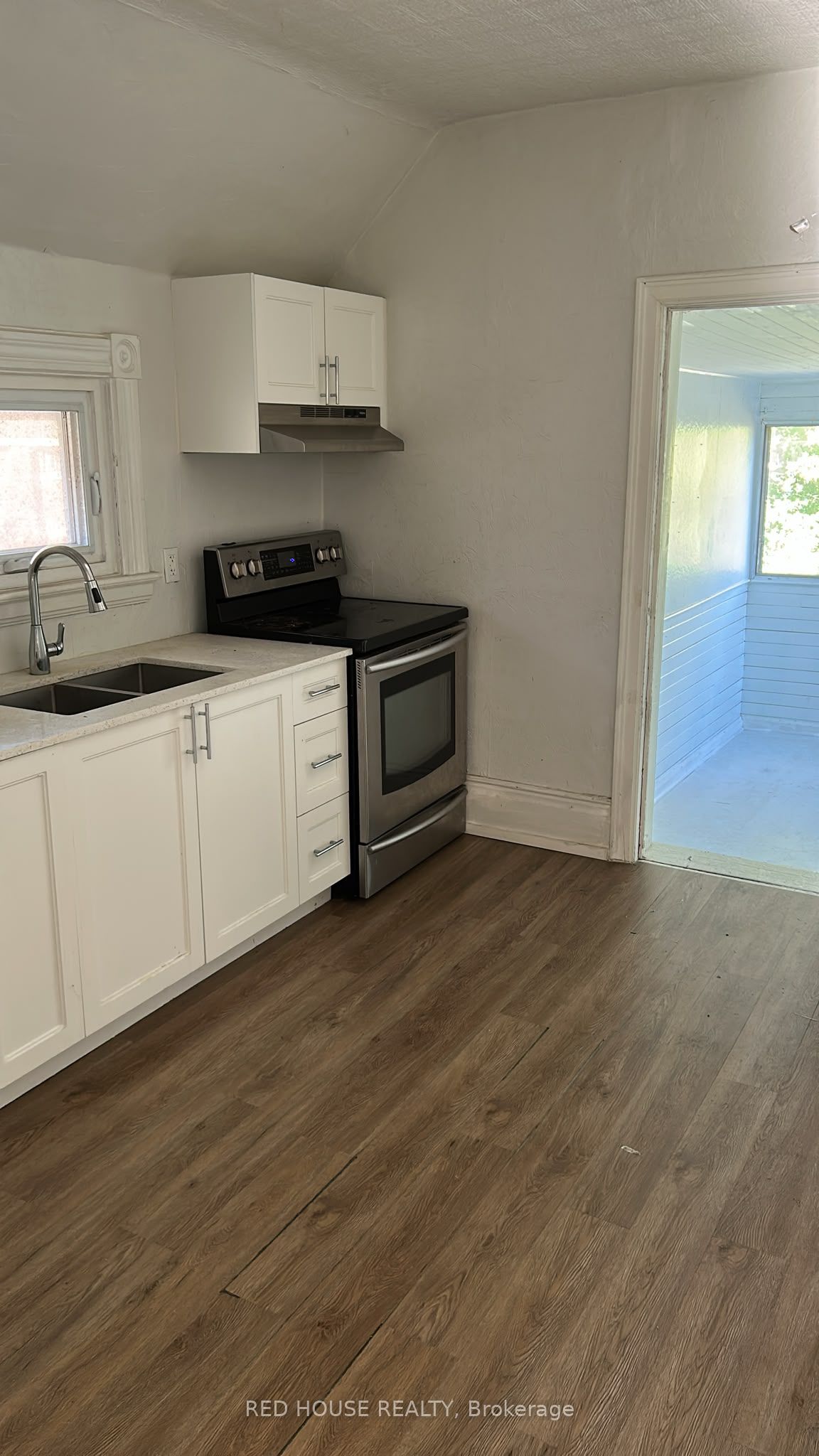150 West Street N Property Photo 6