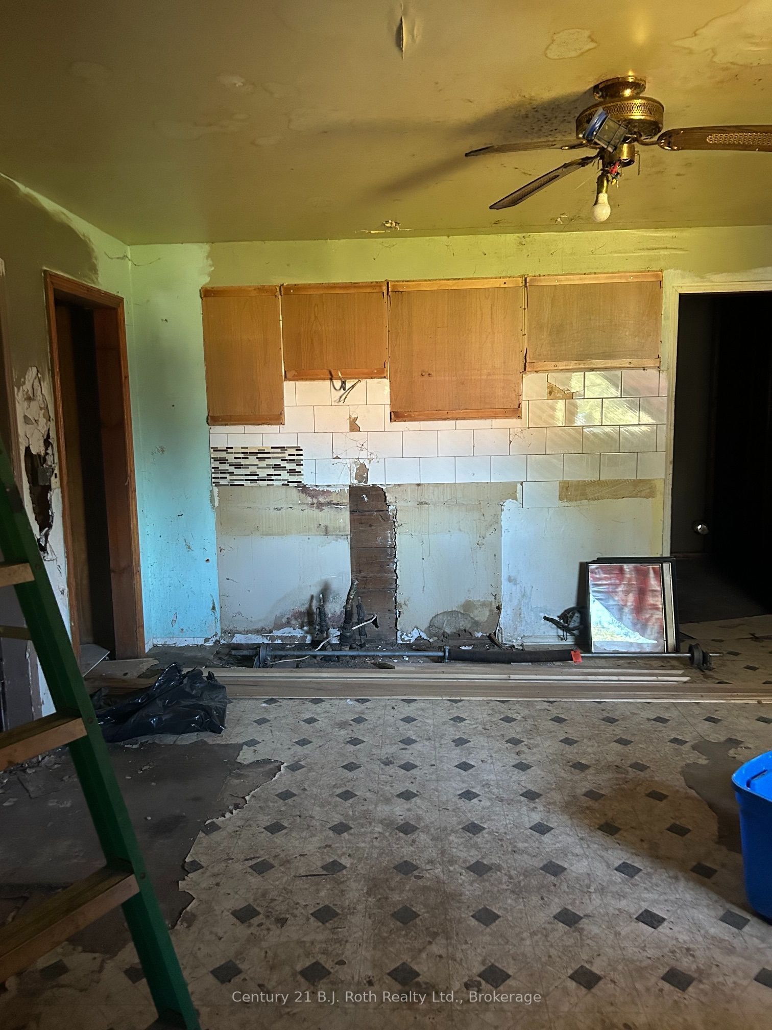 469 Robert Street Property Photo 8