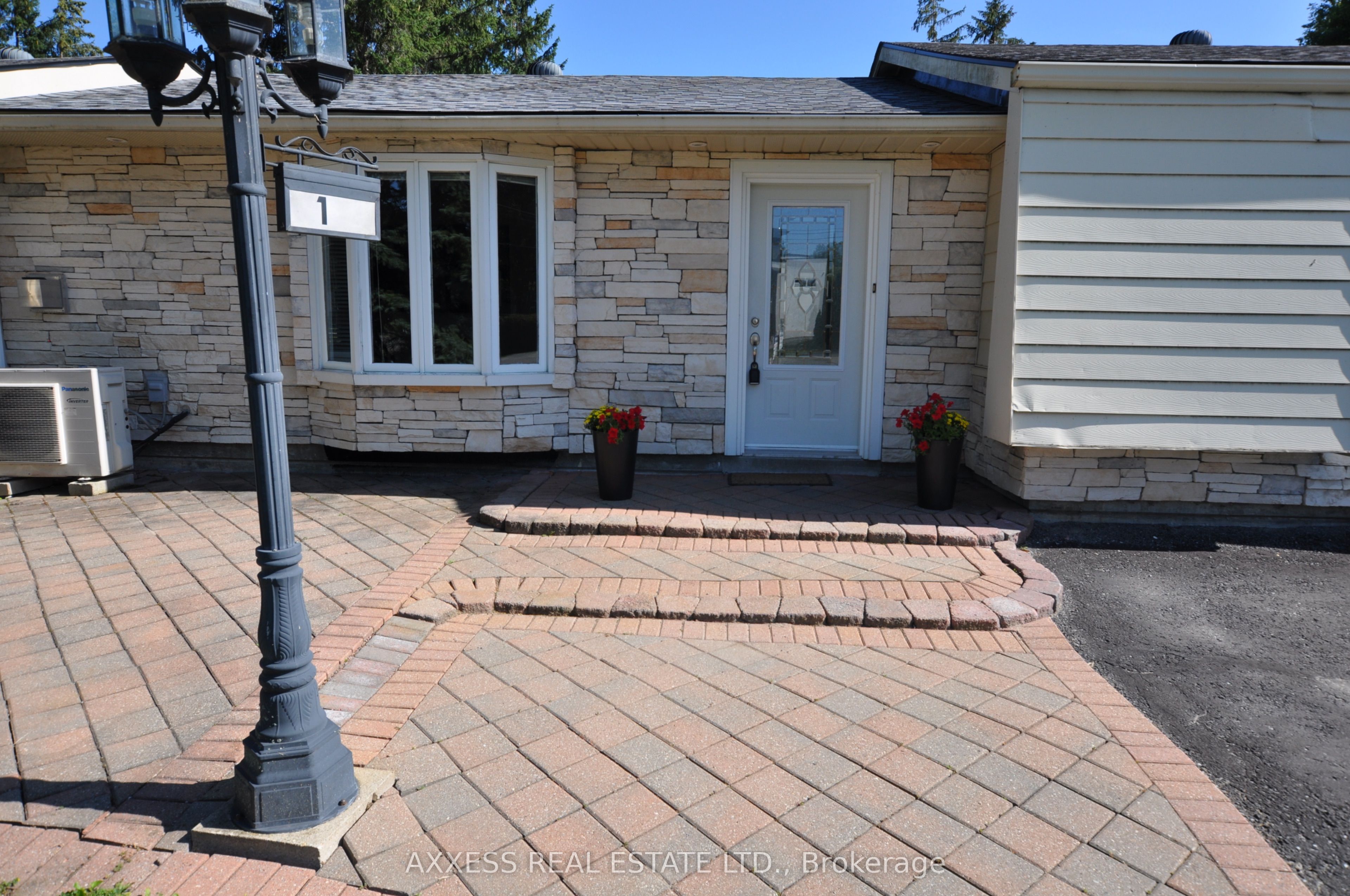 1 Pinetree Court Property Photo 2