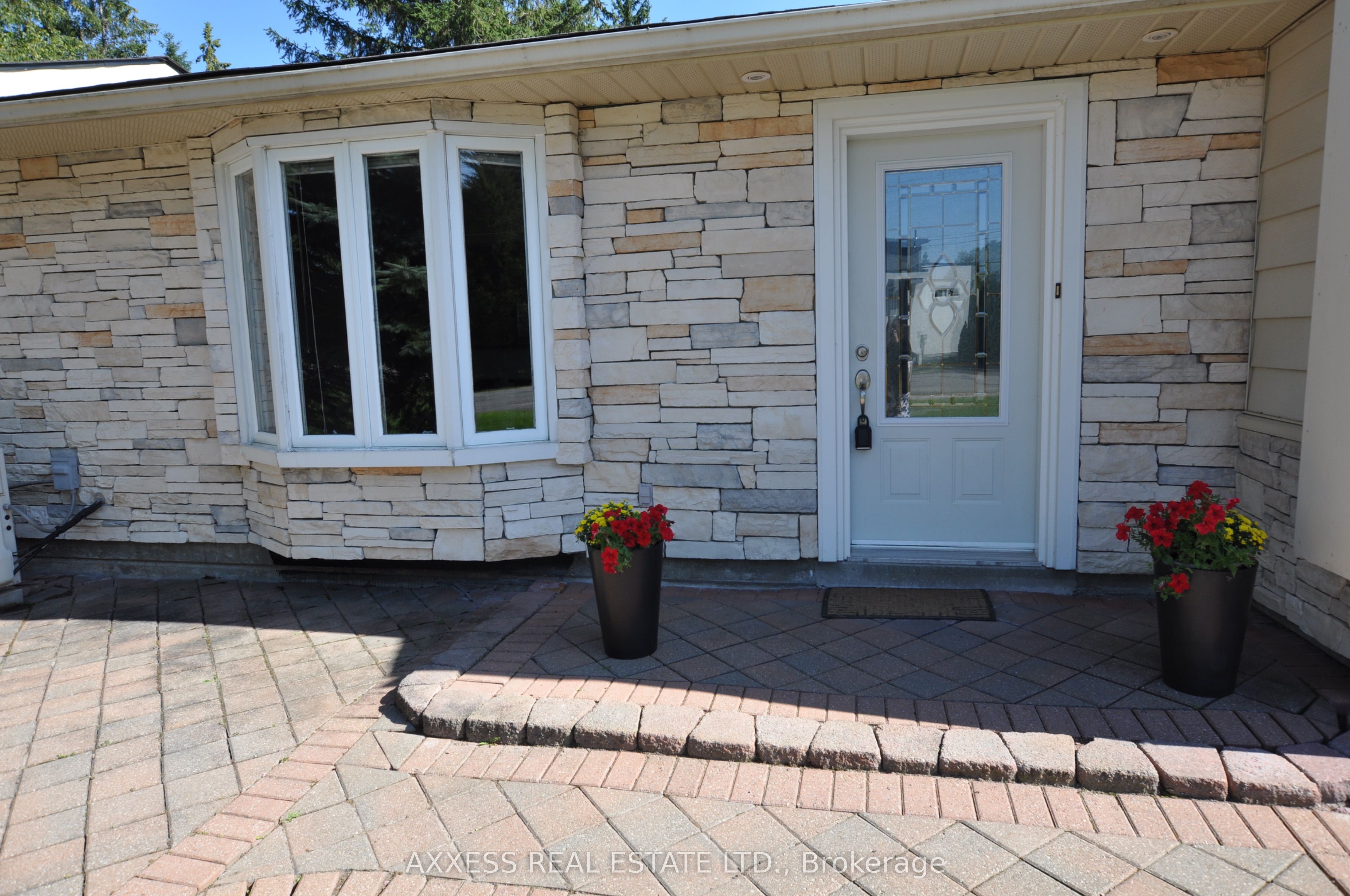 1 Pinetree Court Property Photo 4