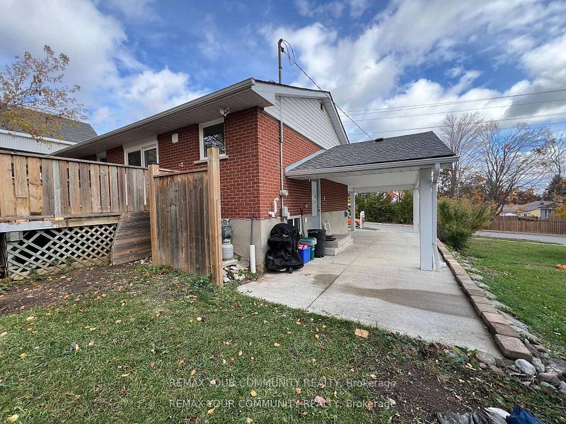 93 Westmount Drive S Lower Property Photo 14