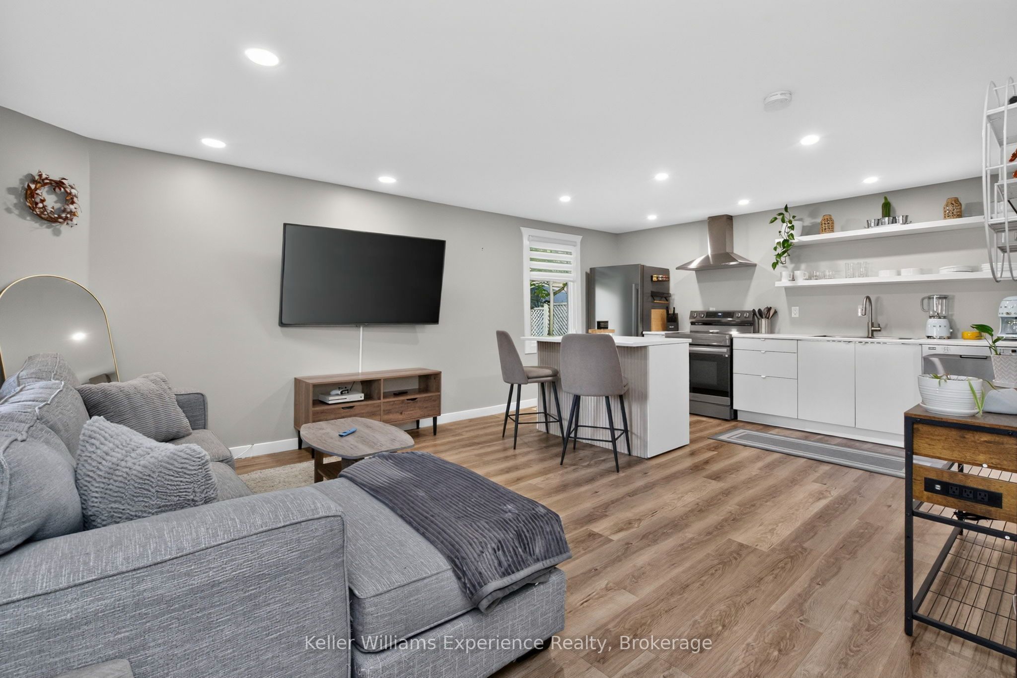 229 Donalda Street Property Photo 6