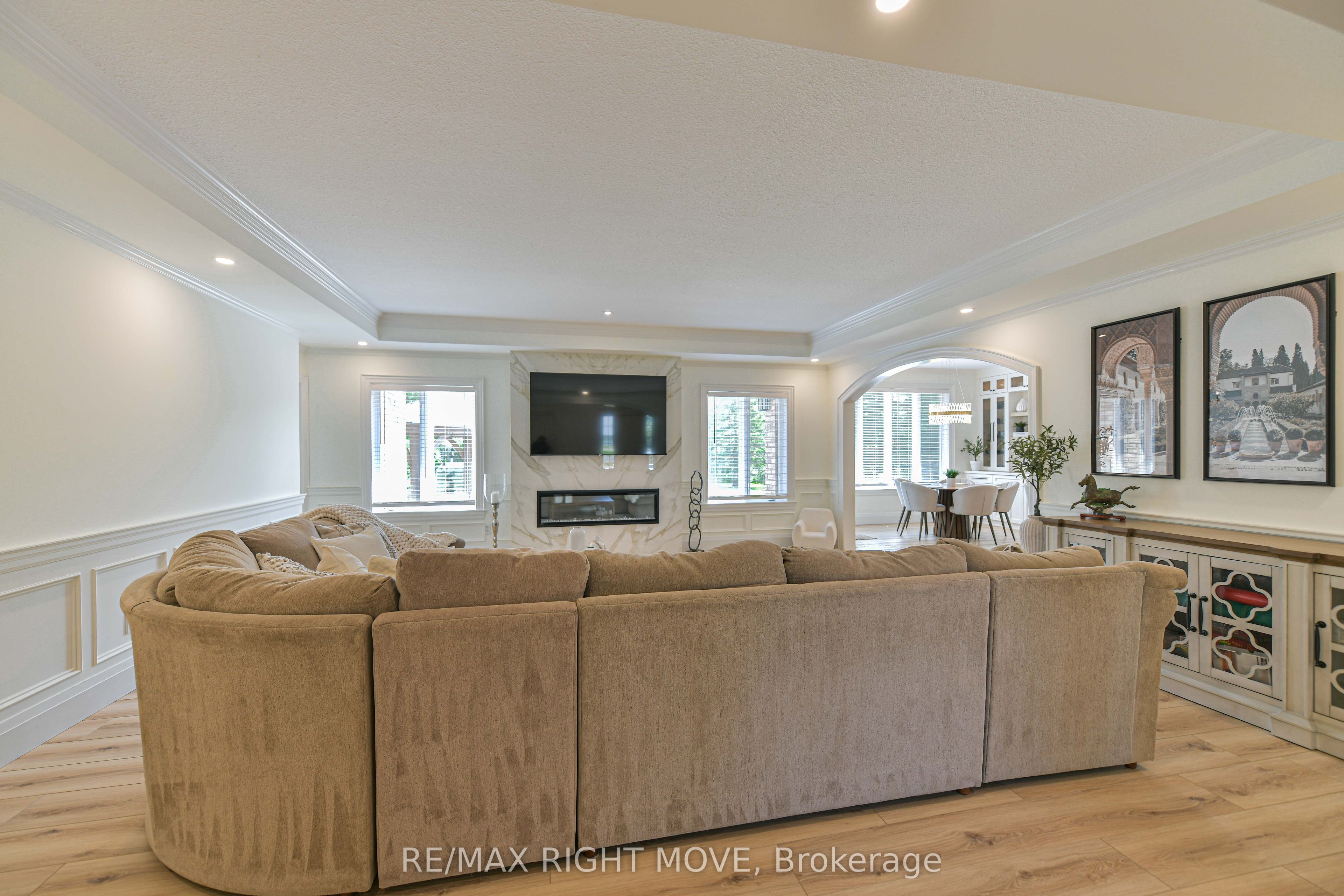 1043 Hurlwood Lane Property Photo 8