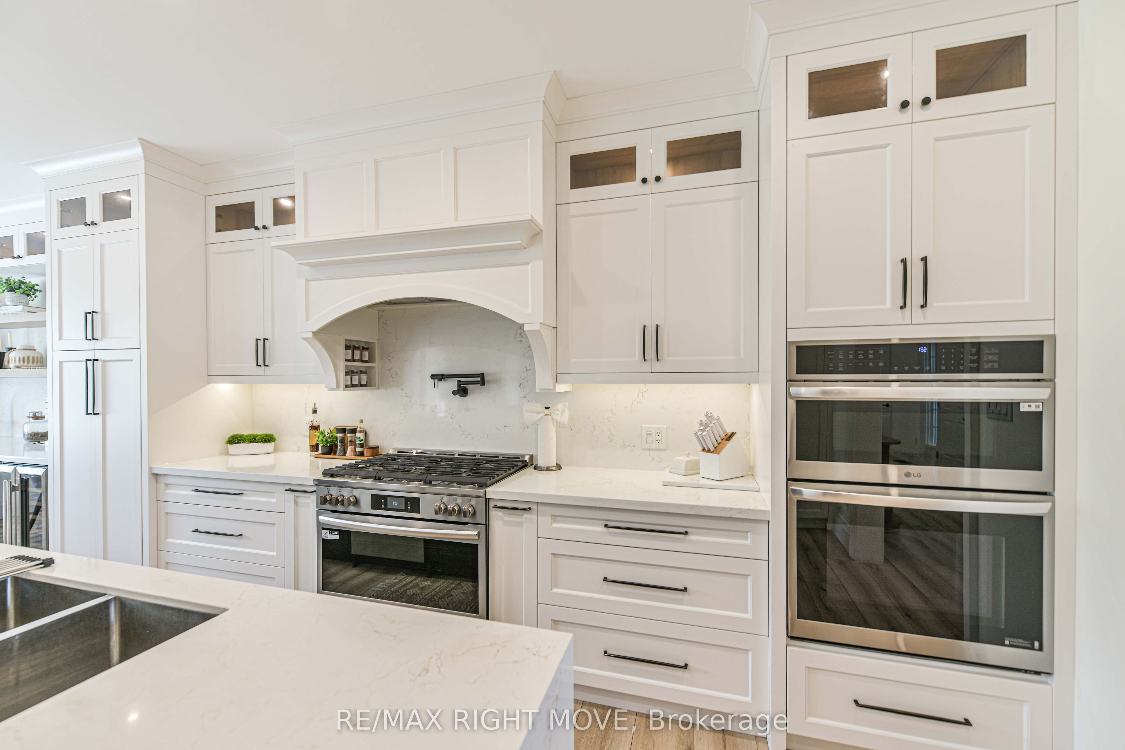 1043 Hurlwood Lane Property Photo 13
