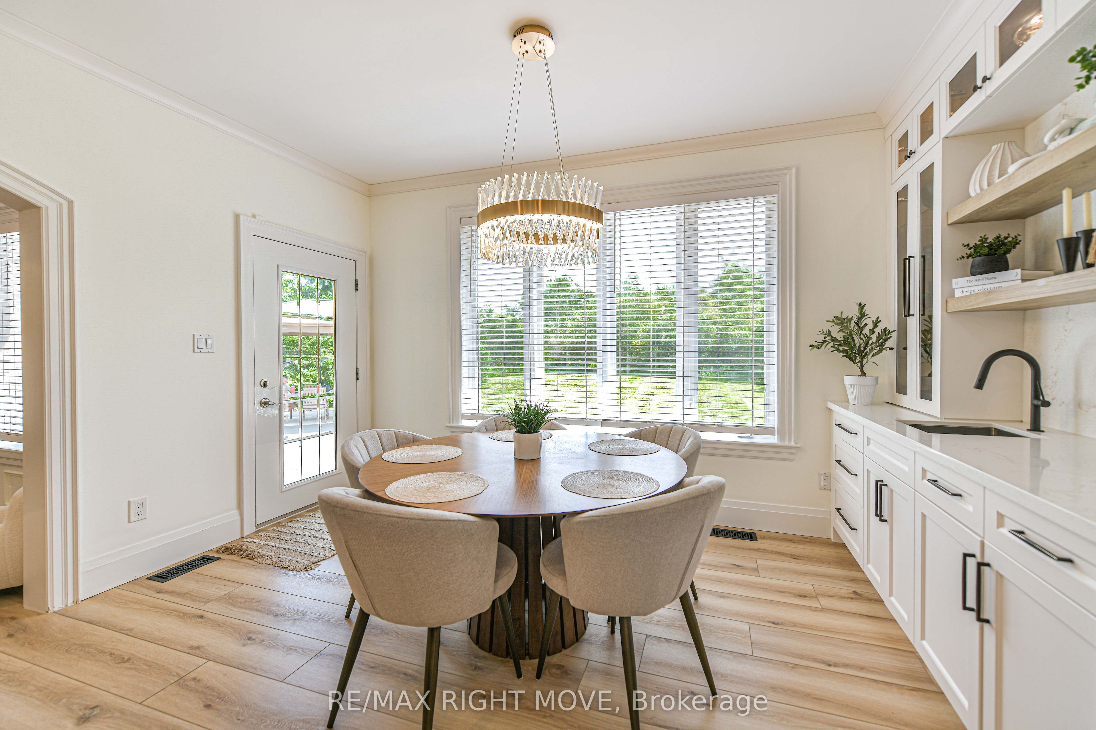 1043 Hurlwood Lane Property Photo 14