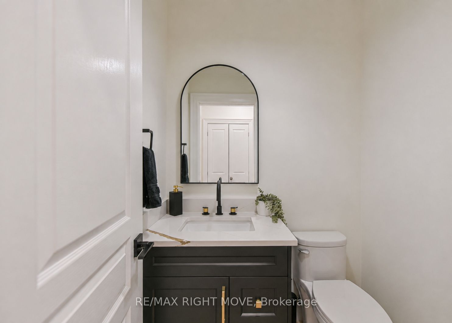 1043 Hurlwood Lane Property Photo 27