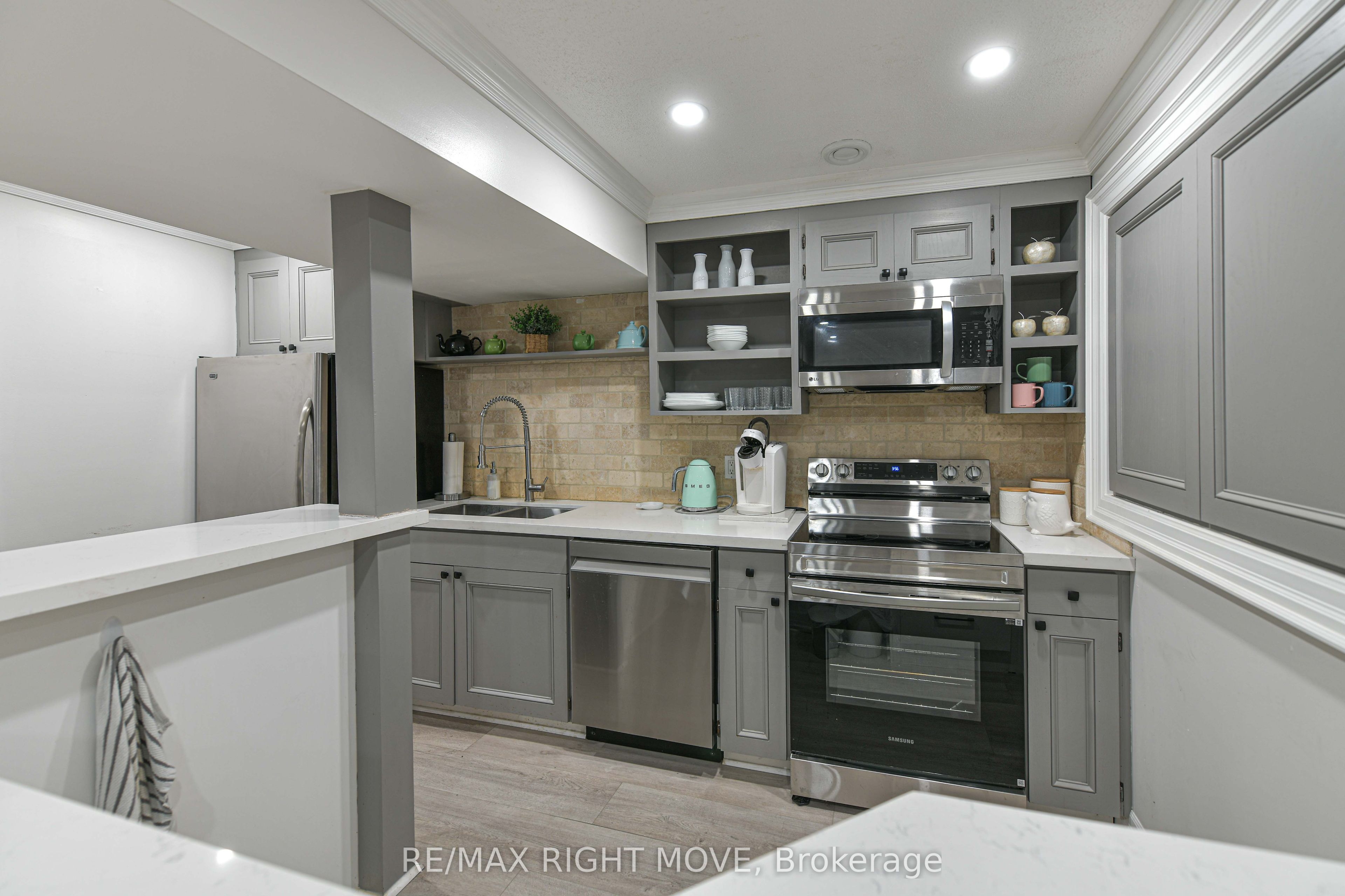 1043 Hurlwood Lane Property Photo 33