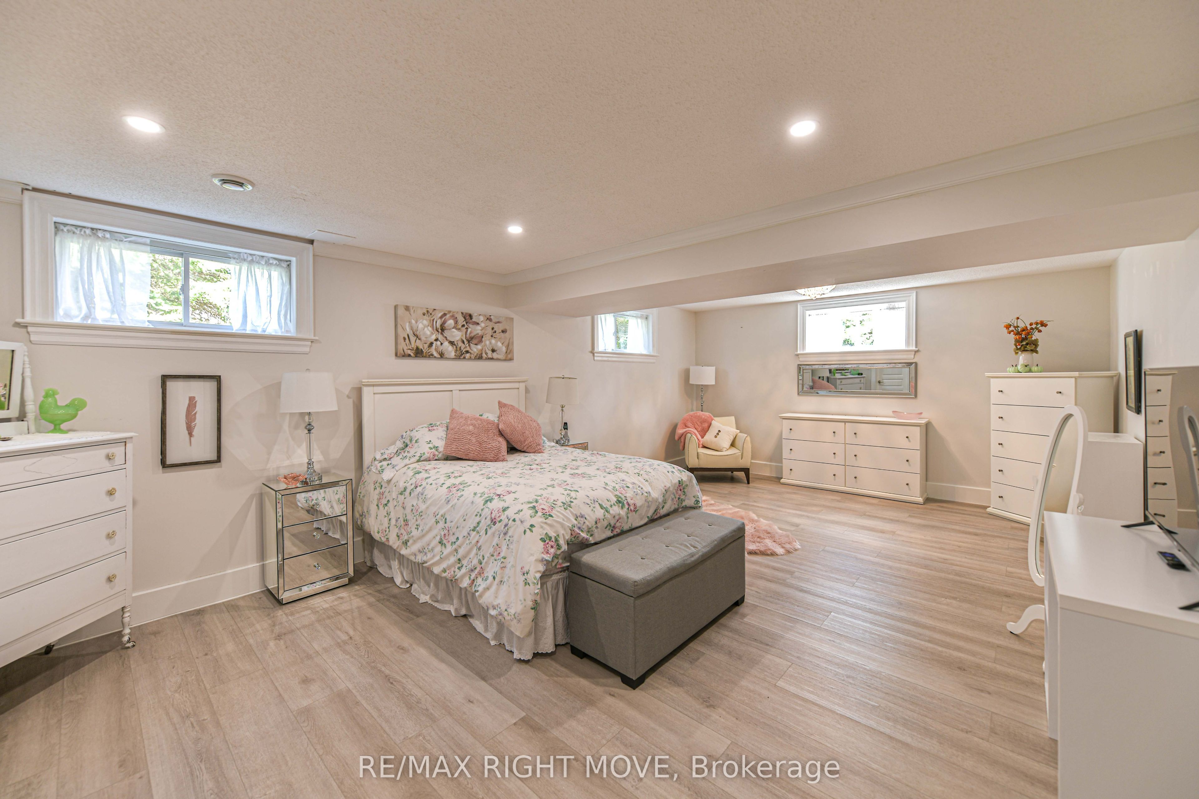 1043 Hurlwood Lane Property Photo 34