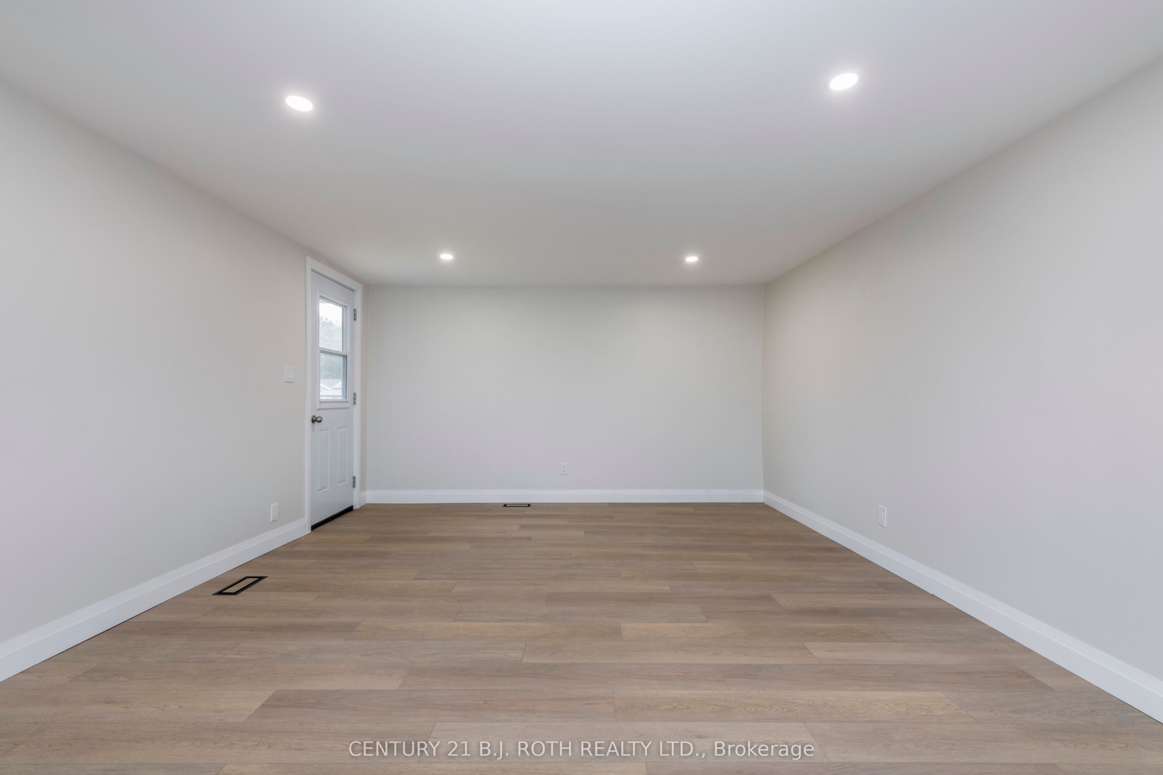 51 James Street E Property Photo 16