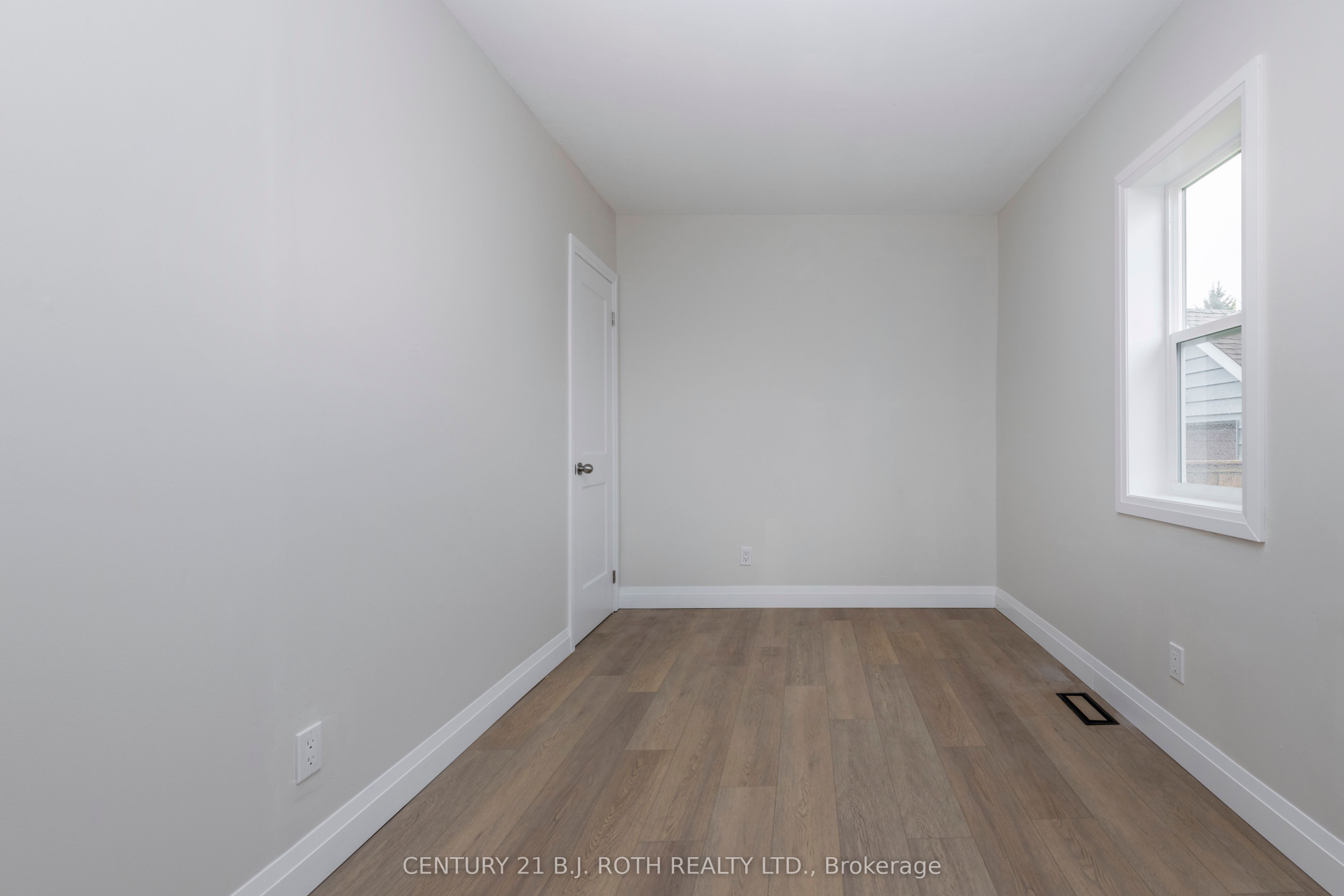 51 James Street E Property Photo 23
