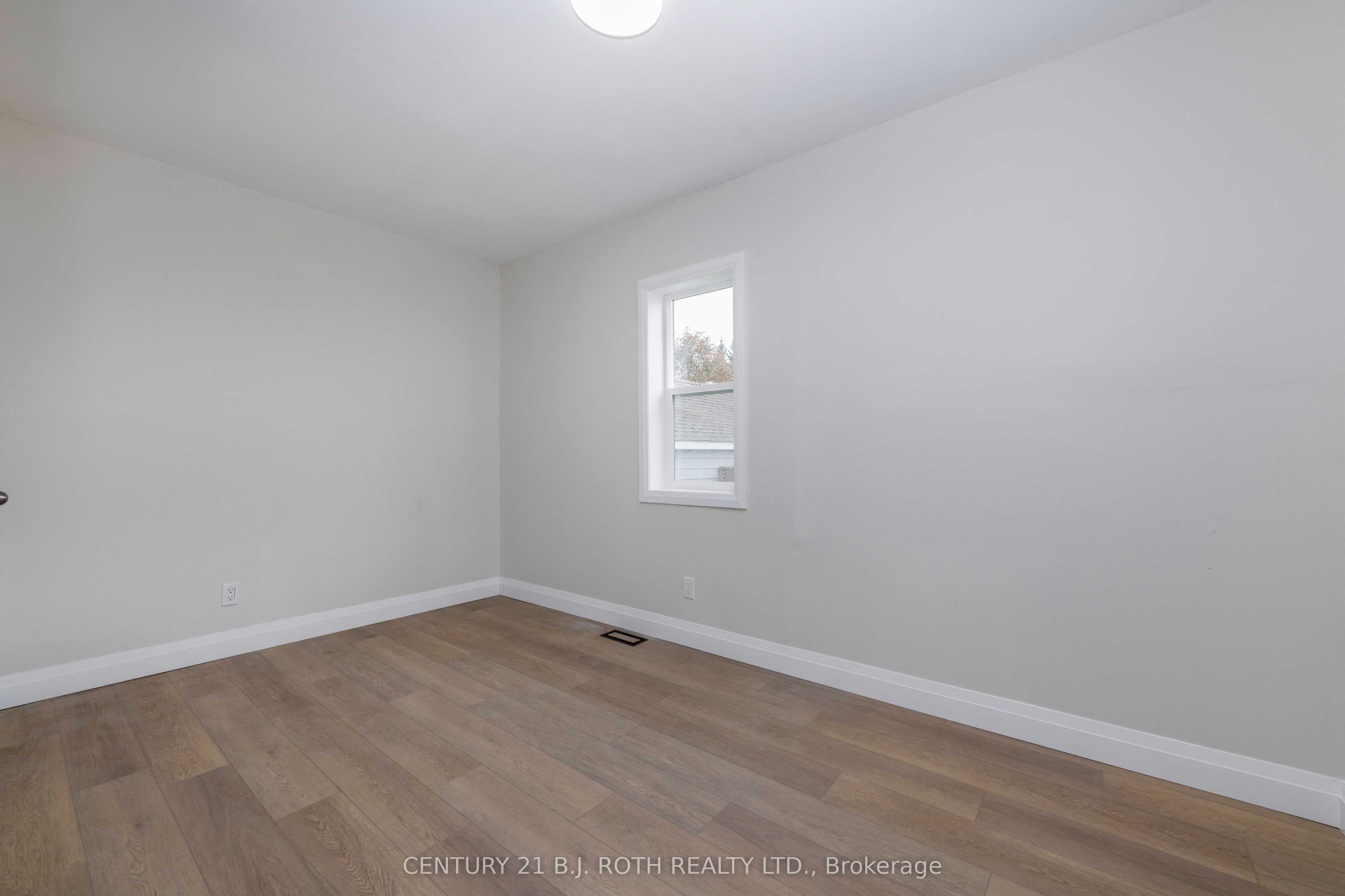51 James Street E Property Photo 24