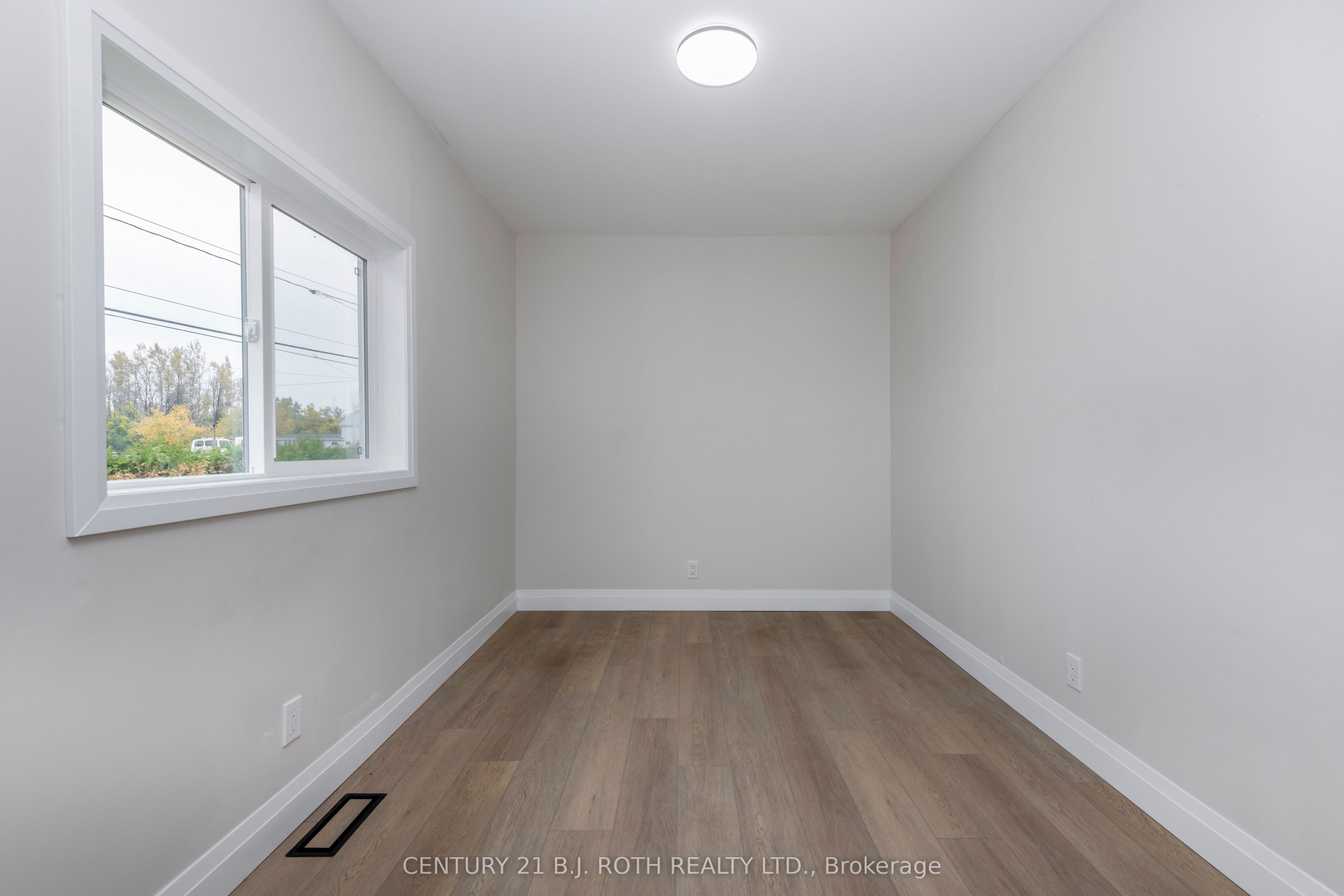 51 James Street E Property Photo 26