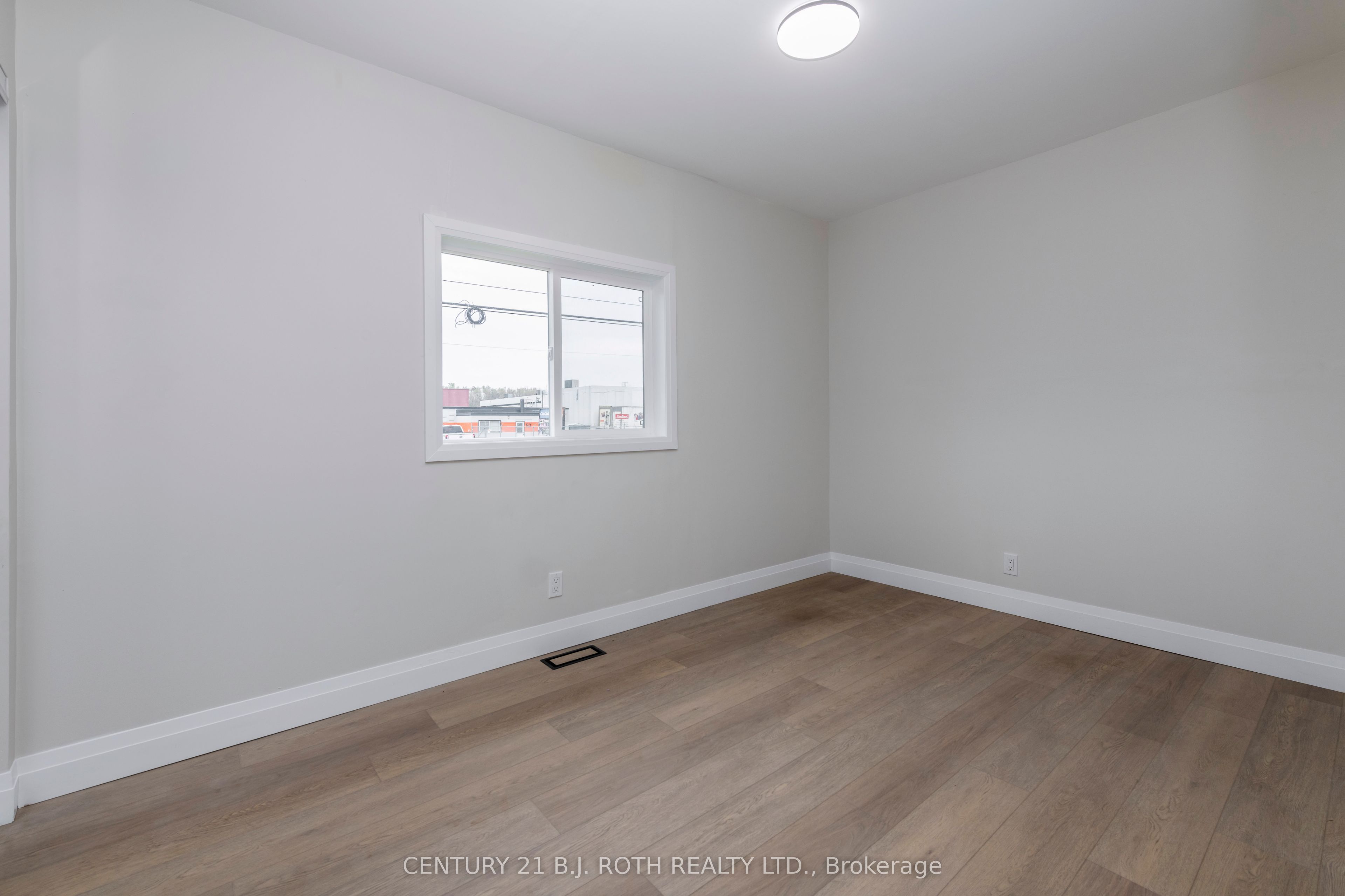 51 James Street E Property Photo 27