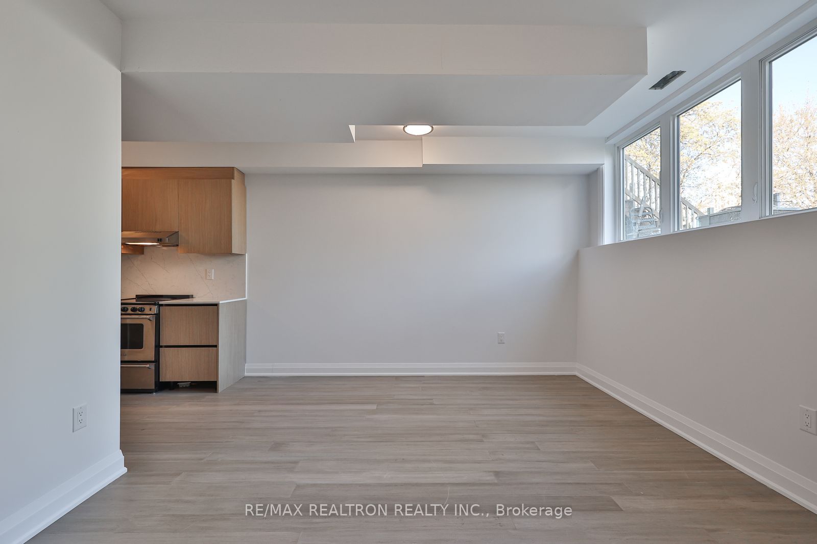 101 Sophia St W Street Property Photo 8