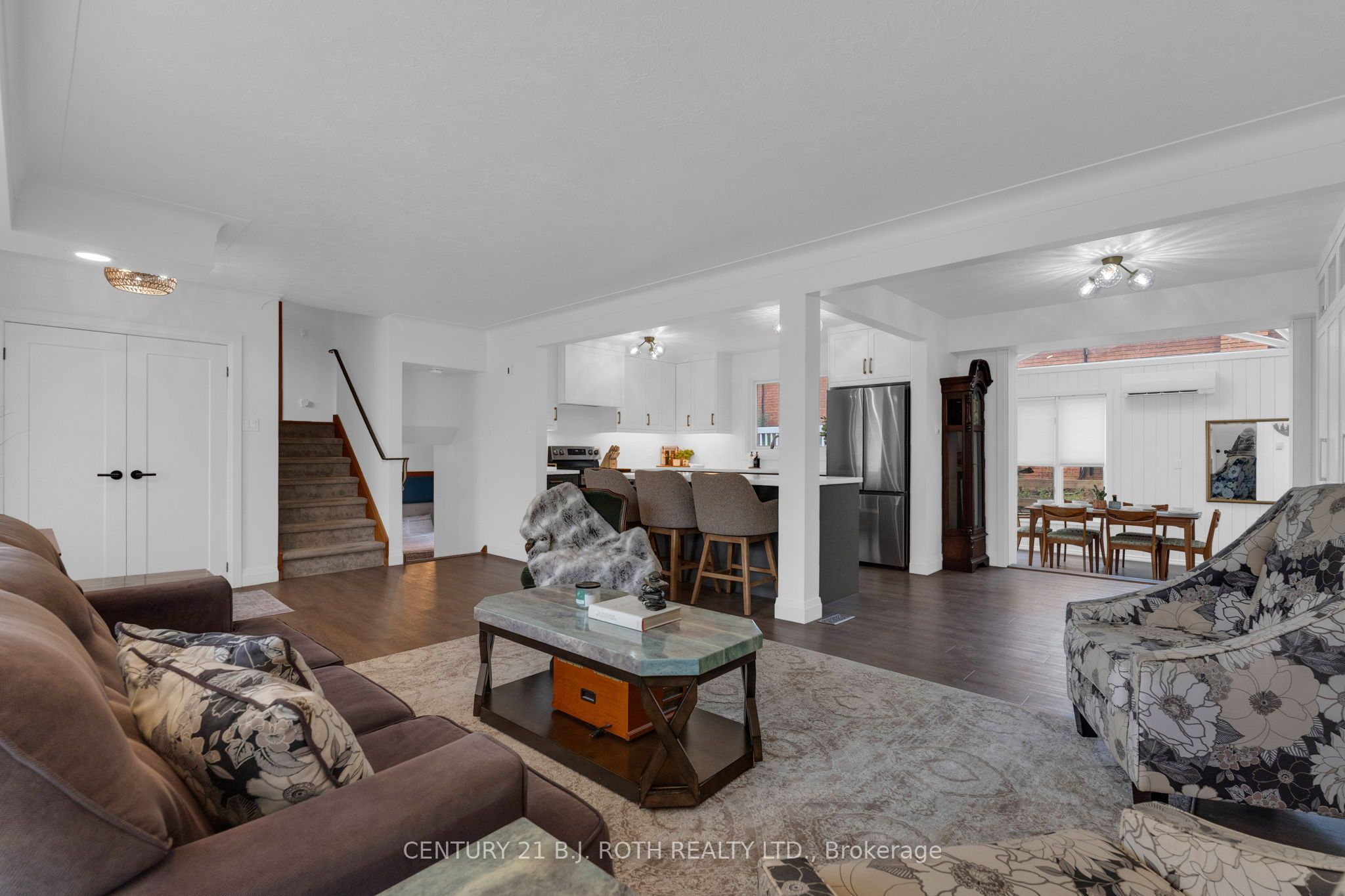 254 Grove Street E Property Photo 6