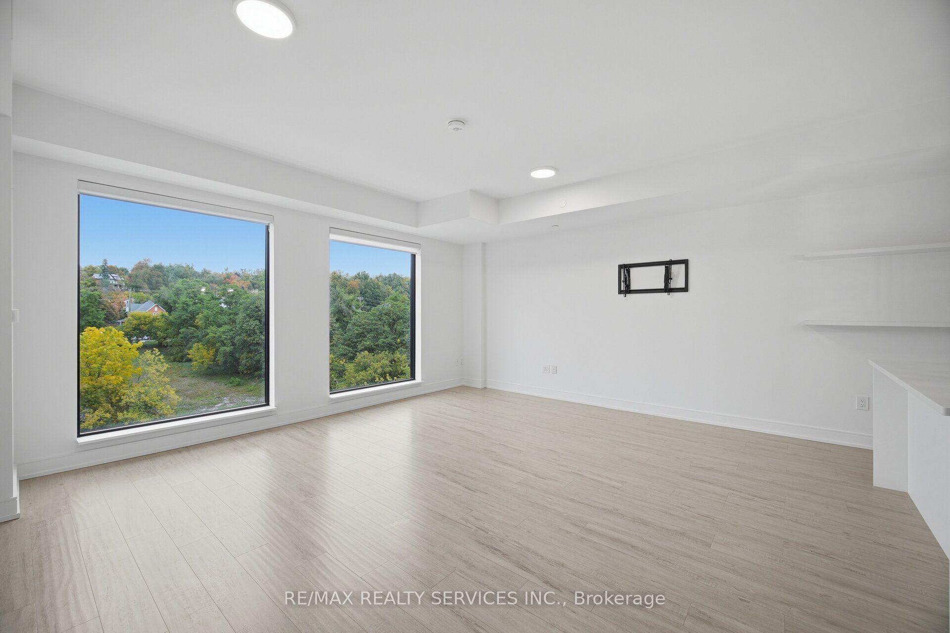 185 Dunlop Street E 620 Property Photo 14