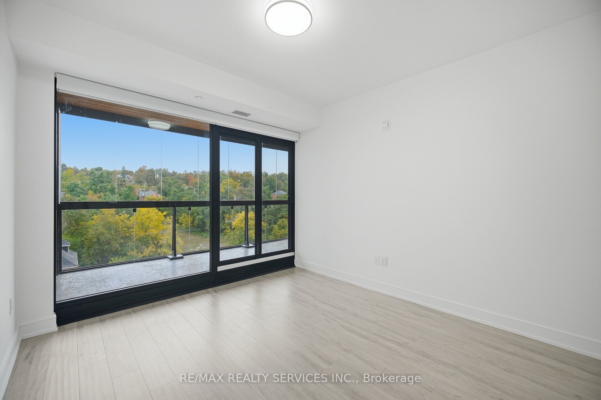185 Dunlop Street E 620 Property Photo 19