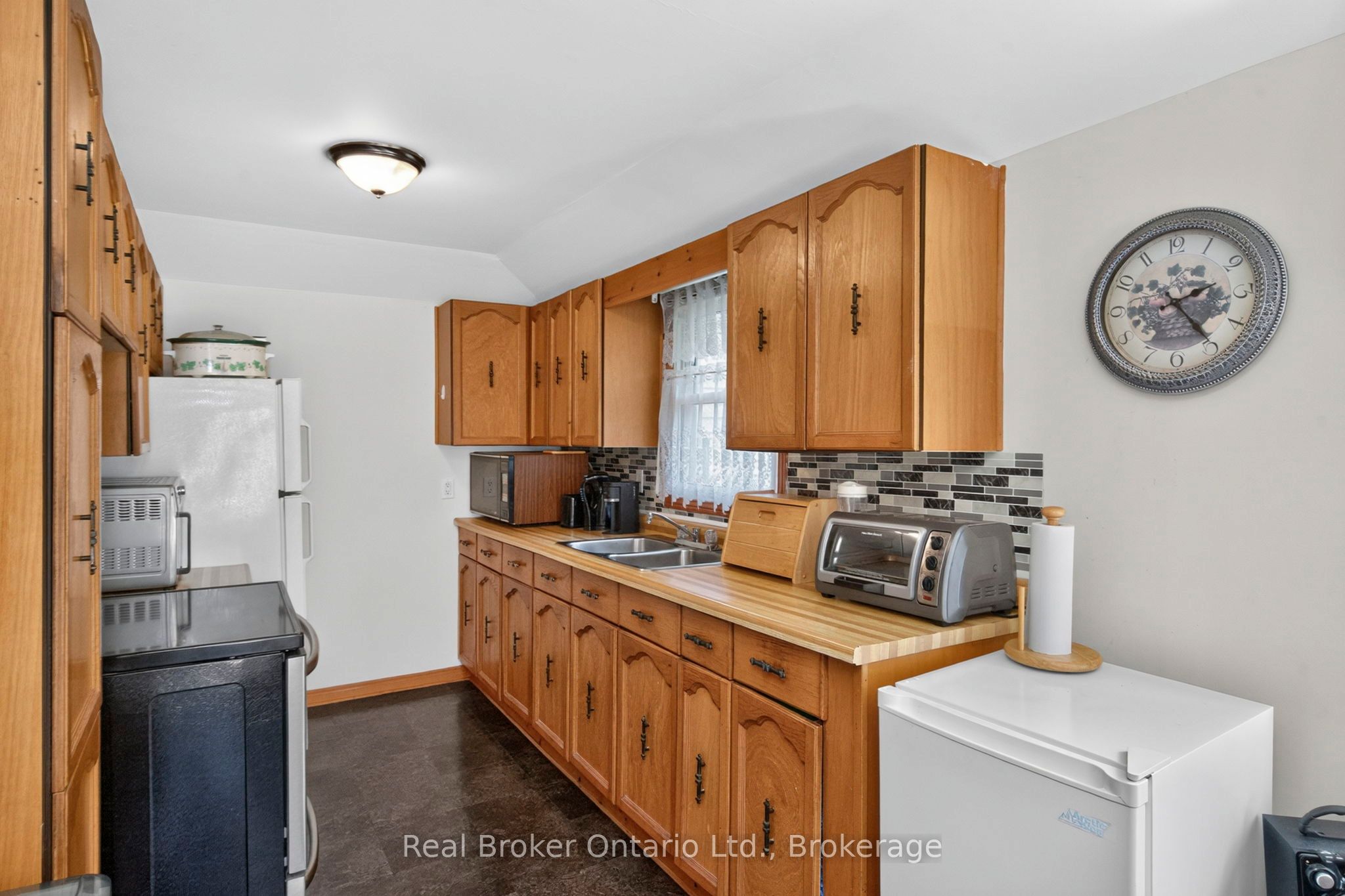 81 Andrew Drive Property Photo 12