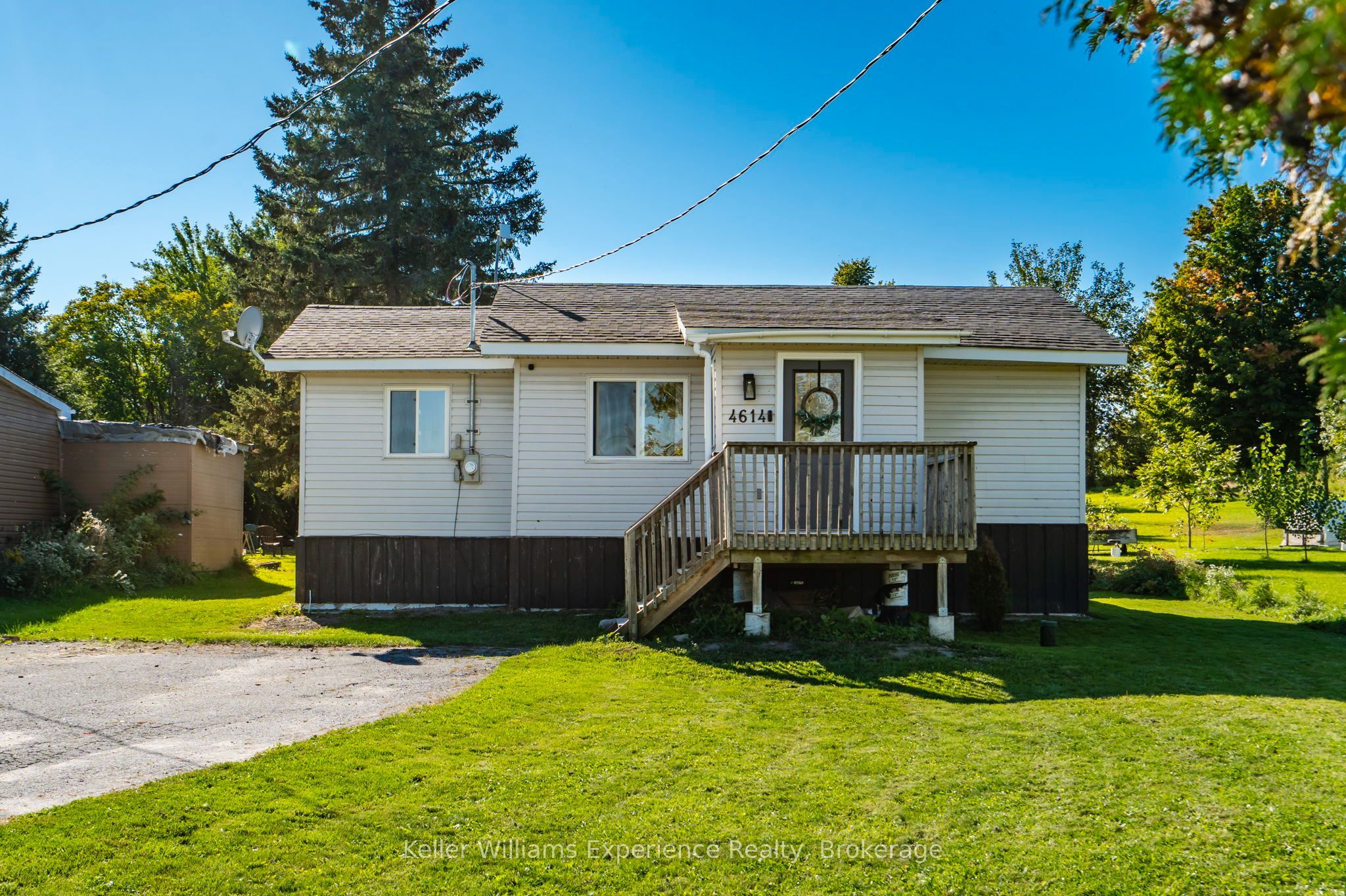 4614 25 Side Road Property Photo 1