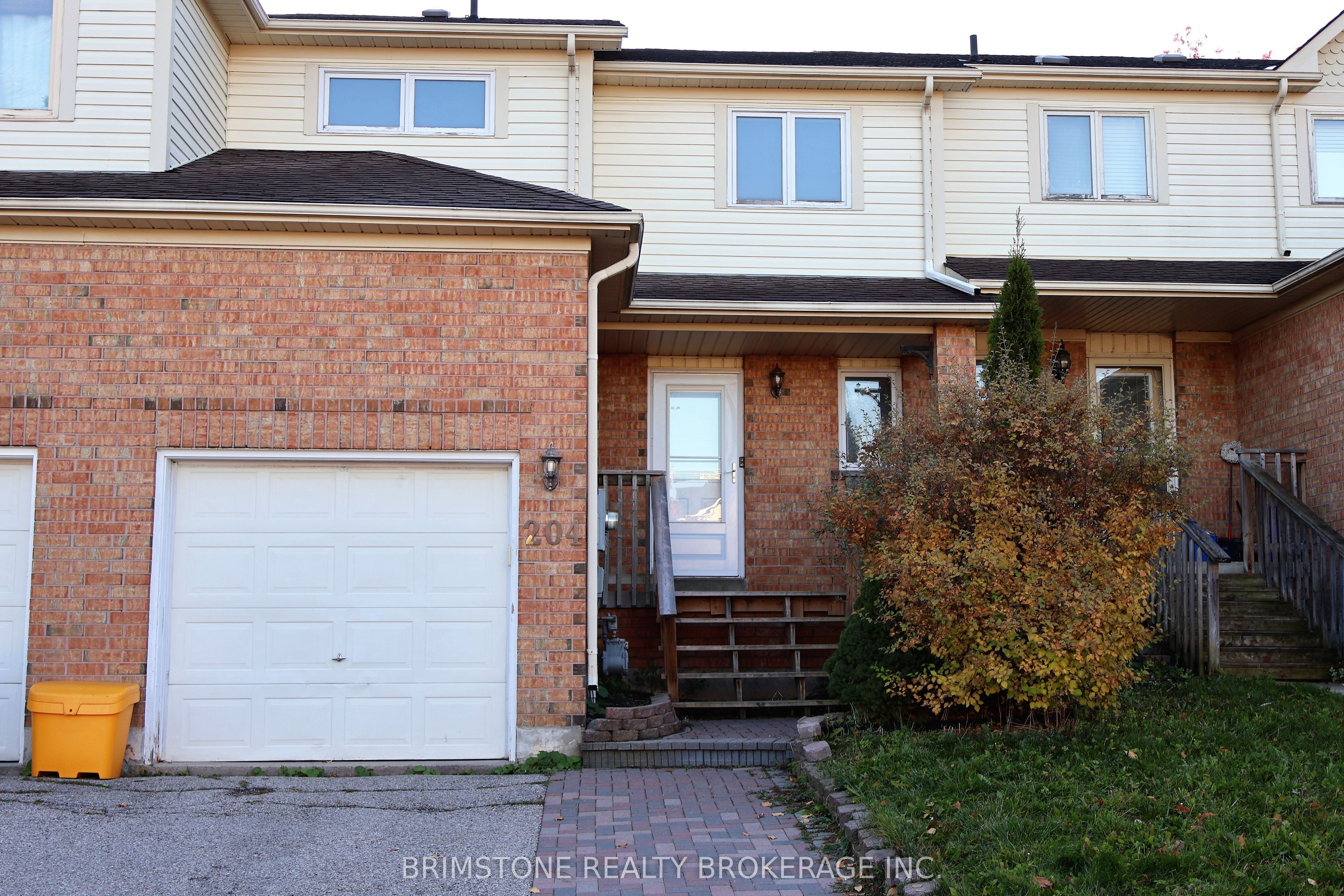 204 Pickett Crescent Property Photo 1