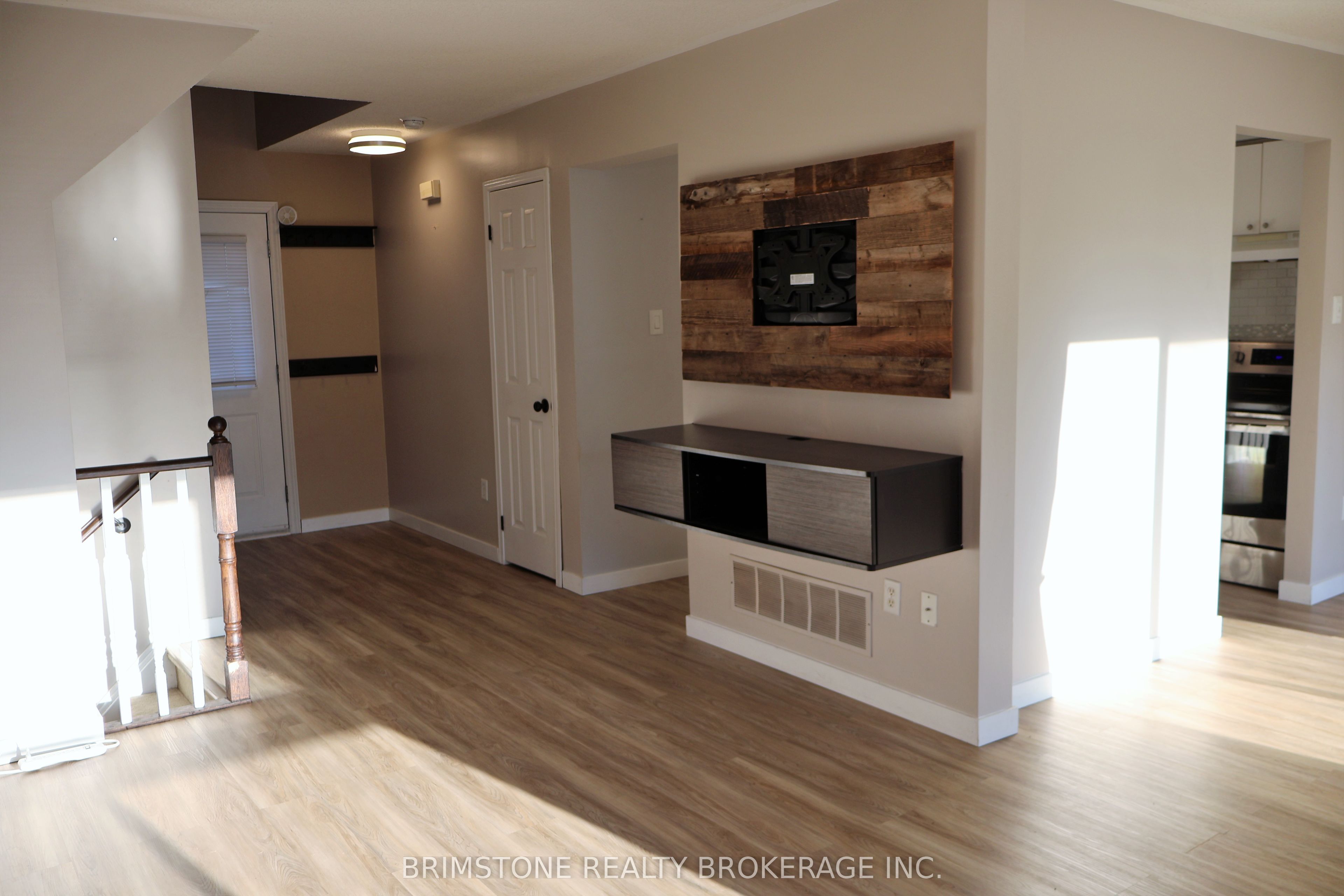 204 Pickett Crescent Property Photo 7