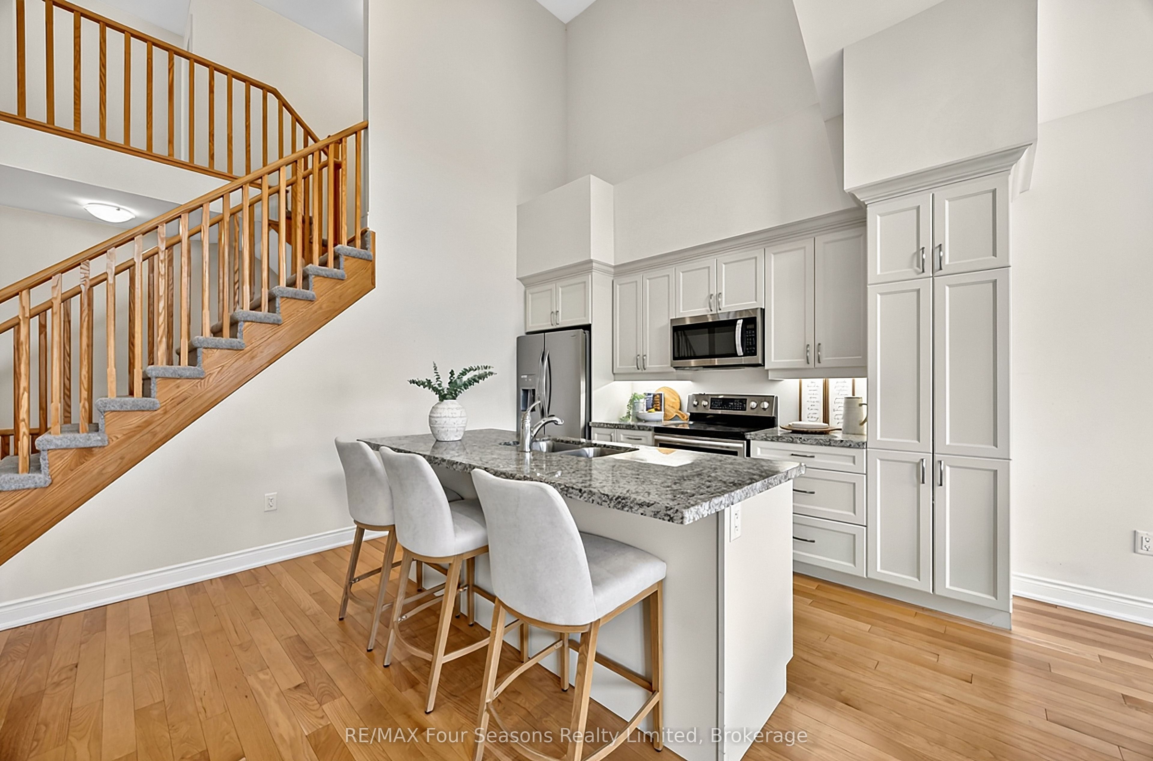 100 Kari Crescent Property Photo 2
