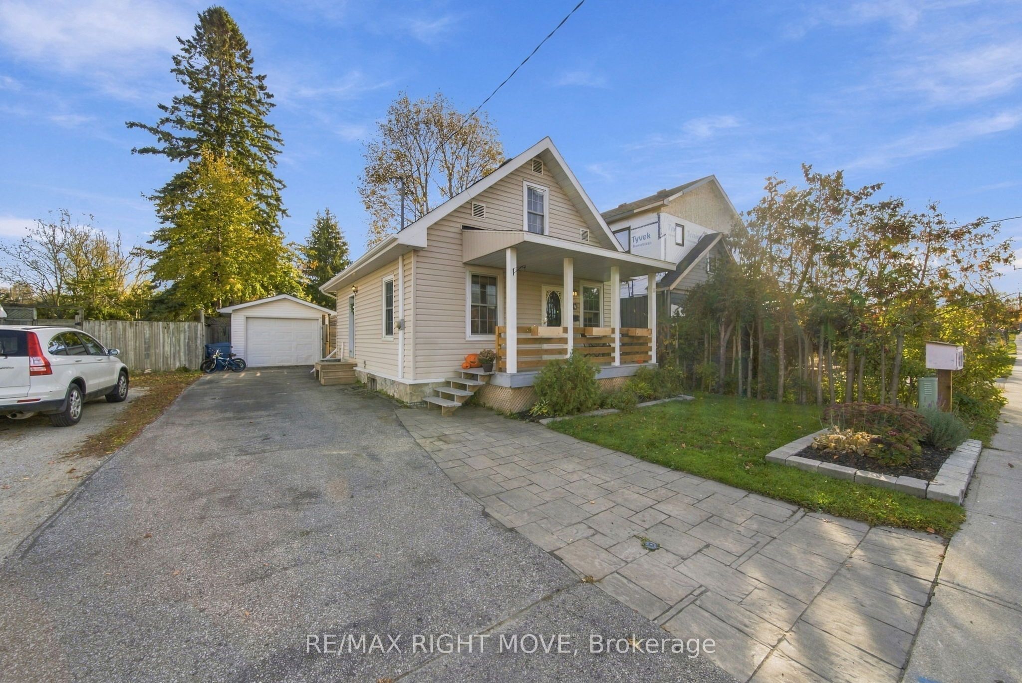94 Westmount Drive N Property Photo 2