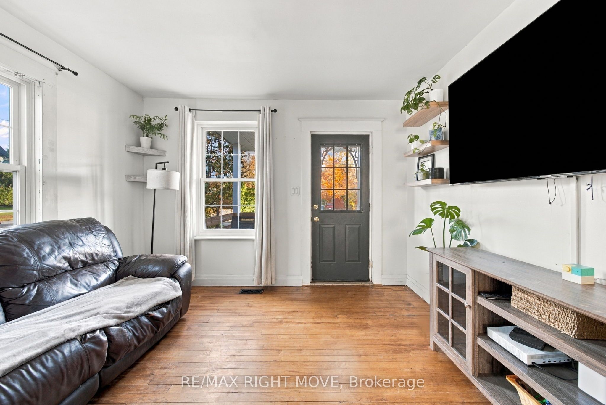 94 Westmount Drive N Property Photo 3
