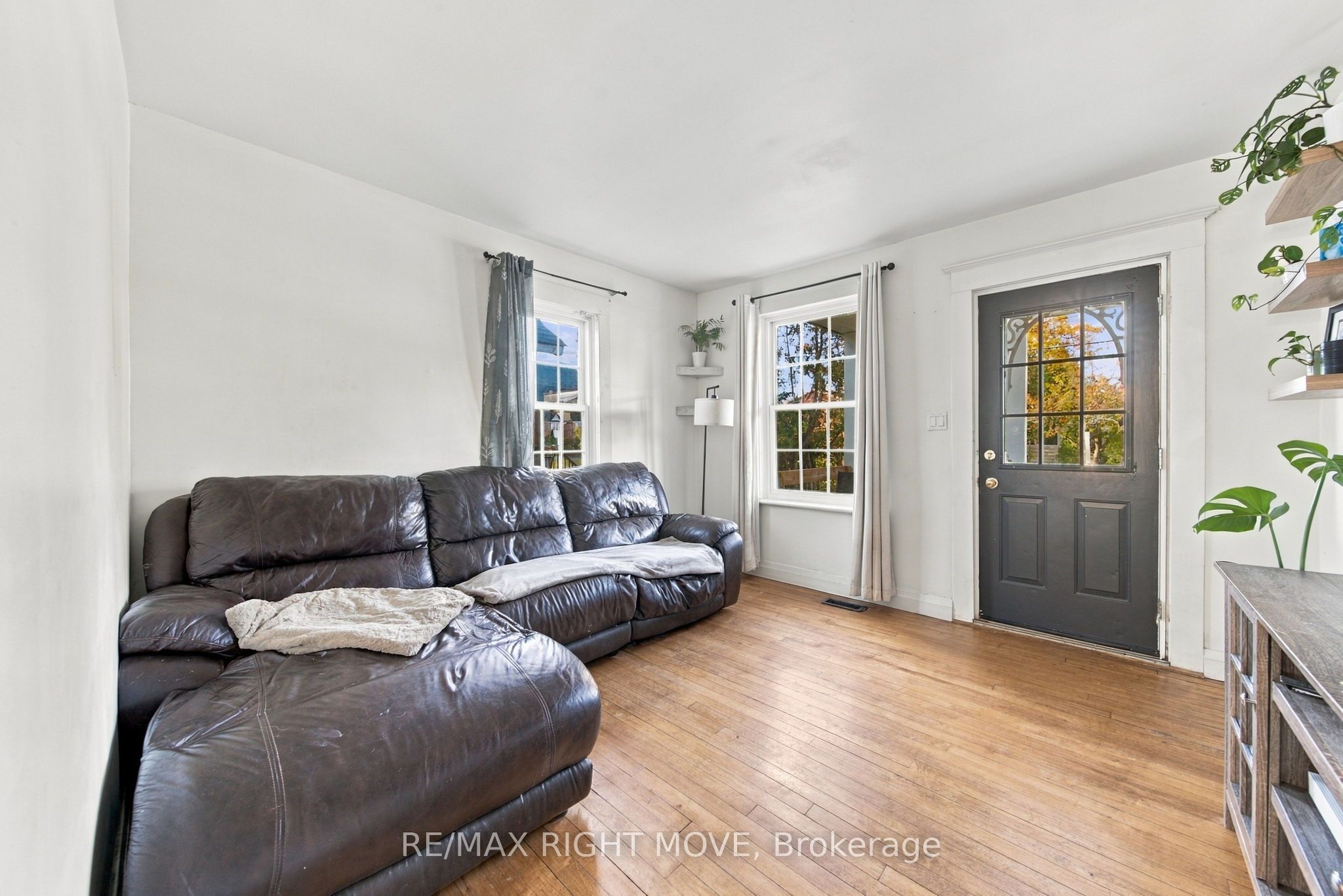 94 Westmount Drive N Property Photo 4