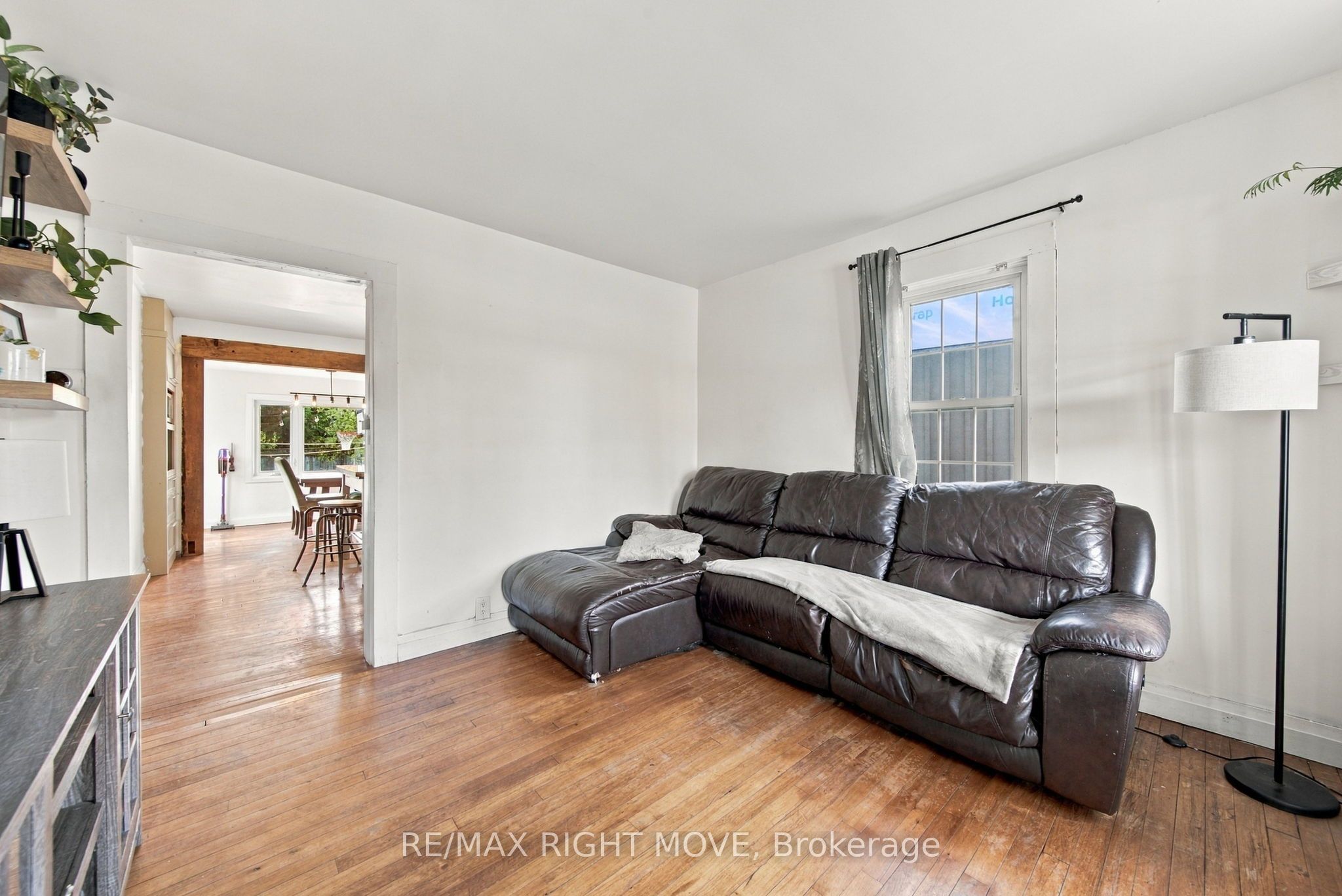94 Westmount Drive N Property Photo 5
