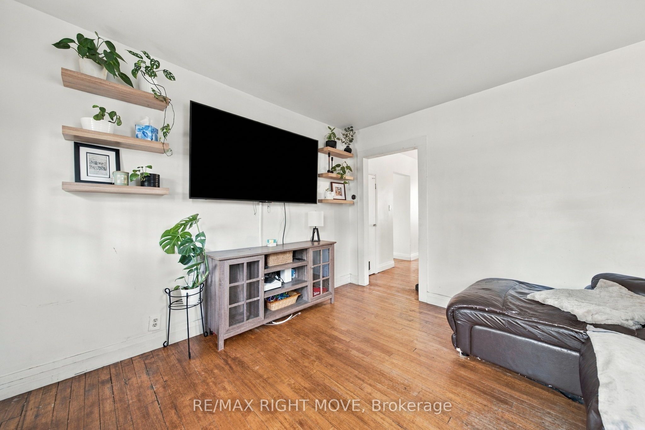 94 Westmount Drive N Property Photo 6