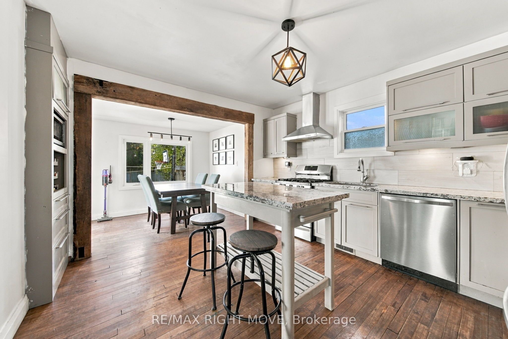 94 Westmount Drive N Property Photo 8