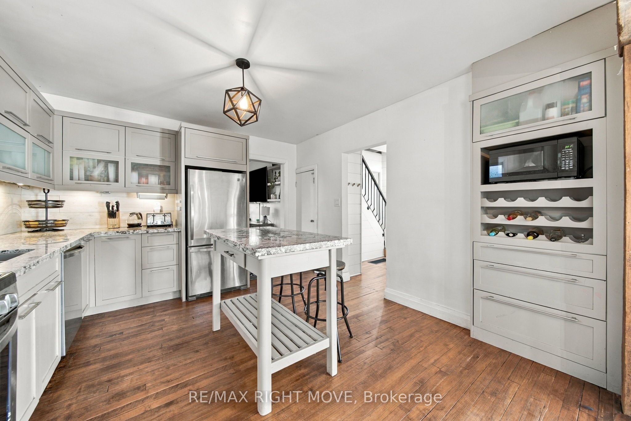 94 Westmount Drive N Property Photo 10